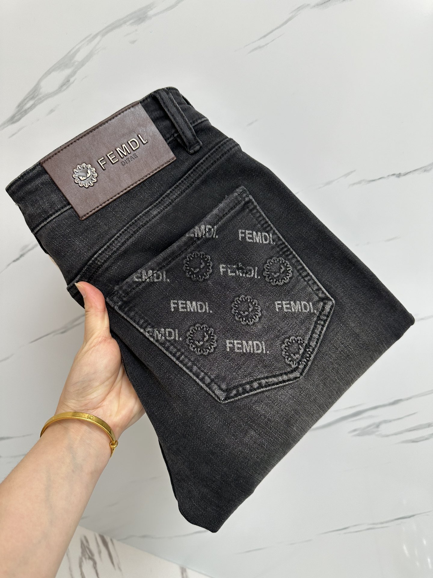 NO:441826,FD official website counter is available simultaneously, original singles, super stylish jeans, customized original washing denim fabric, unique design, top-grade printed craft letter pattern logo, original hardware and auxiliary decoration, extremely superior jeans, the materials and craftsmanship are extremely luxurious and exquisite, extremely high-end, handsome and stylish, recommended, size 29-38, jeans, alexander wang19860909FD 官网专柜同步有售,原单狠货,超级有范儿的一款牛仔裤,定制原版水洗牛仔面料,独特设计,顶级印花工艺字母图案logo,原版五金辅料装饰,极为翘楚的一款牛仔裤,用料与工艺都极致奢华精湛,档次极高,上身帅气有型,推荐,码数29—38,,jeans,alexander wang,Men's clothing