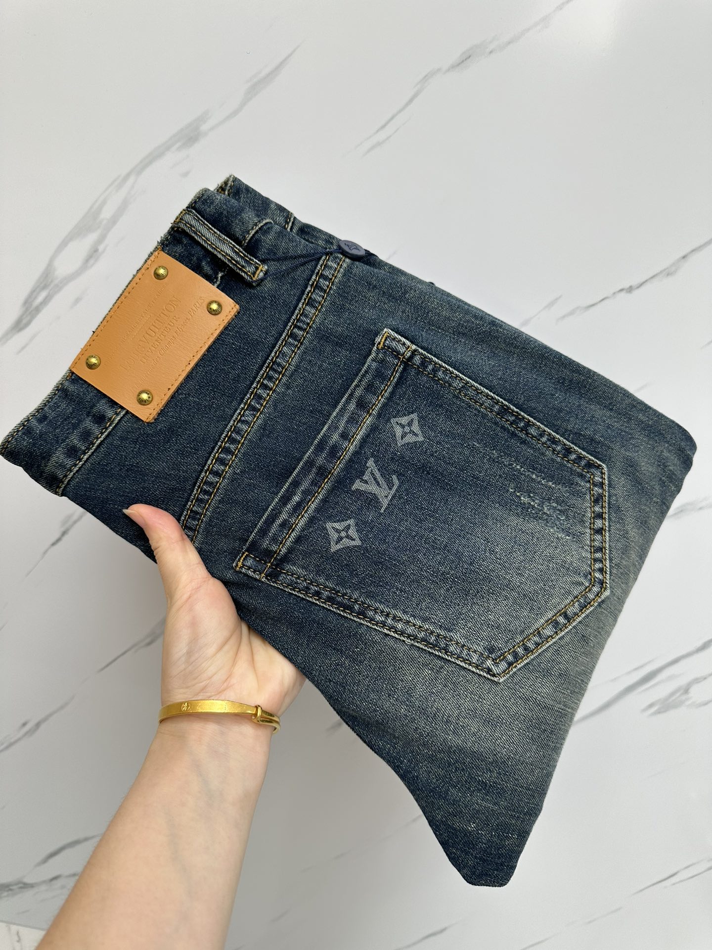 NO:131795,The official website counter is available at the same time. The original single product is a super stylish jeans, customized original washing denim fabric, unique design, top-grade printing craft letter pattern logo, original hardware and auxiliary decoration, extremely superior jeans, the materials and craftsmanship are extremely luxurious and exquisite, the grade is extremely high, the upper body is handsome and stylish, recommended, digits 29-38, jeans, alexander wang19860909官网专柜同步有售,原单狠货,超级有范儿的一款牛仔裤,定制原版水洗牛仔面料,独特设计,顶级印花工艺字母图案logo,原版五金辅料装饰,极为翘楚的一款牛仔裤,用料与工艺都极致奢华精湛,档次极高,上身帅气有型,推荐,码数29—38,,jeans,alexander wang,Men's clothing