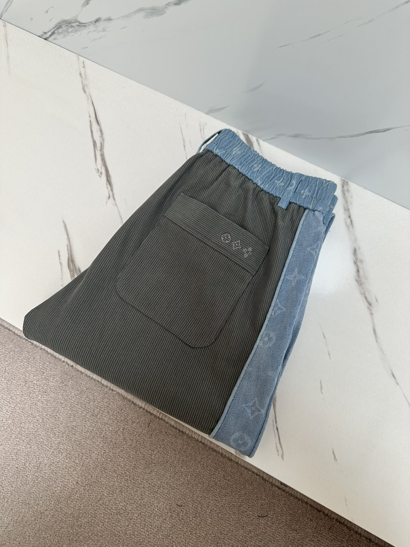 NO:136400,L's latest drawstring ties and foot trousers, trousers on both sides, webbing and splicing design, exquisite craftsmanship and unique design, these pants are made of custom-made fabrics for customers, smooth texture, full drooping, and soft and thin feel, bringing an unparalleled comfort experience to the wearer!  The details are also worth pondering. Whether from the sense of design or the level of craftsmanship, it reflects the brand's ultimate pursuit of quality!  The high-elastic drawstring elastic waist and splicing design, combined with three-dimensional splicing cutting techniques, makes the person wearing it look three-dimensional and stylish, showing a unique personality charm!  Whether it is daily leisure or exercise, it is your indispensable fashion partner. Size M-3XL, louis vuitton, alexander wang19860909L家早秋最新款抽绳束脚运动休闲长裤卫裤,两侧织带提拼接设计,精致的工艺和独特的设计,这款裤子采用客供定制面料,质地平顺,垂感十足,手感柔软轻薄,为穿着者带来无与伦比的舒适体验！细节品相同样值得推敲,无论是从设计感还是从工艺水平上,都体现出了品牌对于品质的极致追求！高弹力抽绳松紧裤腰和拼接设计,搭配立体拼接式剪裁手法,使得穿上它的人显得立体有型,展现出独特的个性魅力！无论是日常休闲还是运动健身,都是您不可或缺的时尚伙伴 尺码M-3XL,,louis vuitton,alexander wang,Men's clothing