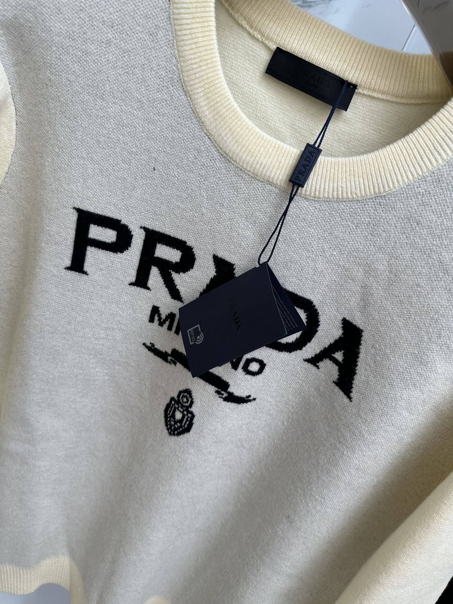 PRADA2024新款秋冬针织毛衣进口针织羊毛精心打造！手感非常柔软专柜原版定制三标齐全码数M2XL