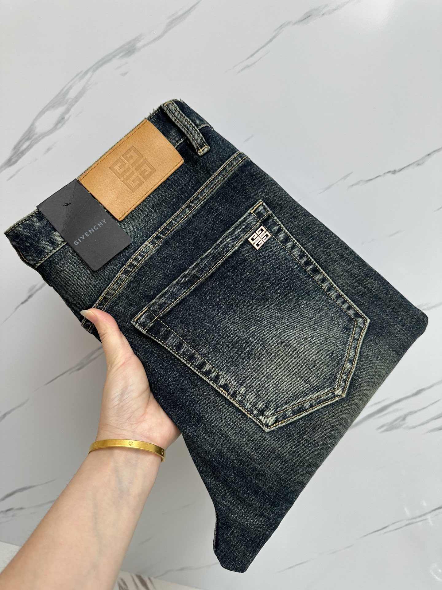 NO:118581,GIV official website counter is available simultaneously, original singles, super stylish jeans, customized original washing denim fabric, unique design, top-grade printing craft letter pattern logo, original hardware and auxiliary decoration, extremely superior jeans, the materials and craftsmanship are extremely luxurious and exquisite, extremely high-end, handsome and stylish, recommended, yards 29-38, jeans, alexander wang19860909GIV 官网专柜同步有售,原单狠货,超级有范儿的一款牛仔裤,定制原版水洗牛仔面料,独特设计,顶级印花工艺字母图案logo,原版五金辅料装饰,极为翘楚的一款牛仔裤,用料与工艺都极致奢华精湛,档次极高,上身帅气有型,推荐,码数29—38,,jeans,alexander wang,Men's clothing