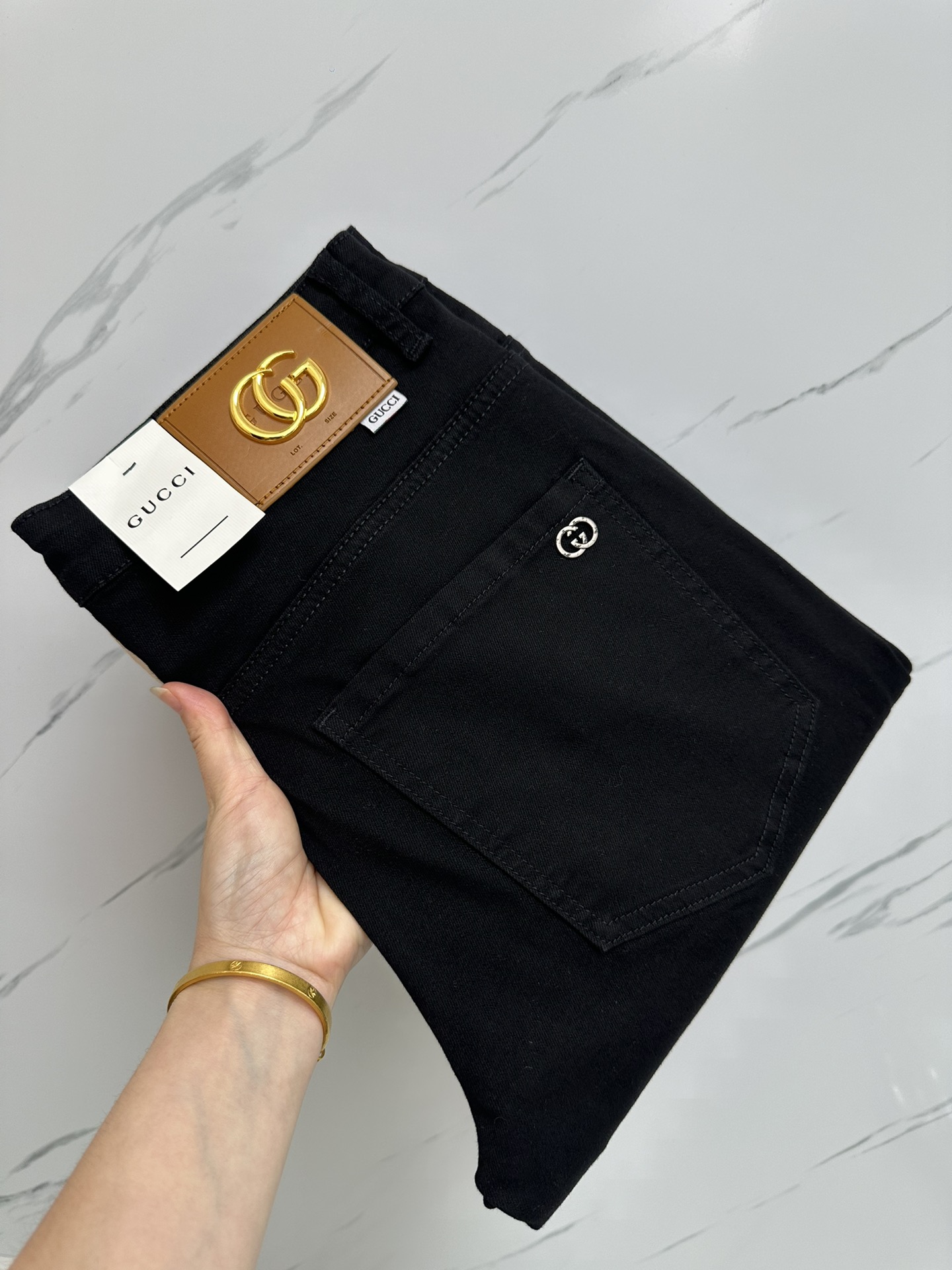 NO:118590,GUGGI official website counter is available simultaneously, original singles are ruthless, super stylish jeans, customized original washing denim fabric, unique design, top-grade printing craft letter pattern logo, original hardware and auxiliary decoration, extremely superior jeans, the materials and craftsmanship are extremely luxurious and exquisite, extremely high-end, handsome and stylish, recommended, digits 29-38, jeans, alexander wang19860909GUGGI 官网专柜同步有售,原单狠货,超级有范儿的一款牛仔裤,定制原版水洗牛仔面料,独特设计,顶级印花工艺字母图案logo,原版五金辅料装饰,极为翘楚的一款牛仔裤,用料与工艺都极致奢华精湛,档次极高,上身帅气有型,推荐,码数29—38,,jeans,alexander wang,Men's clothing