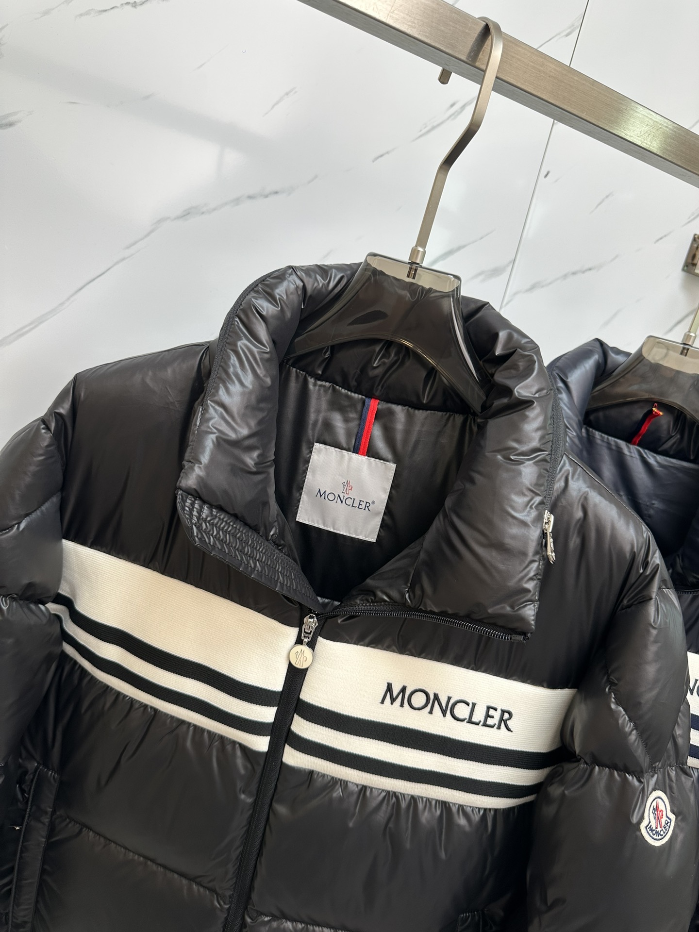 顶级天花板MONCLER蒙口ss24秋冬新款纯色字母Logo拼接绗缝针织衫羽绒服设计感与颜值爆棚的羽绒外