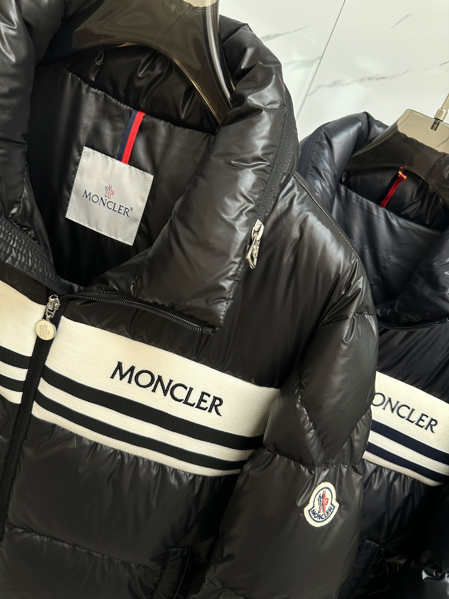 顶级天花板MONCLER蒙口ss24秋冬新款纯色字母Logo拼接绗缝针织衫羽绒服设计感与颜值爆棚的羽绒外