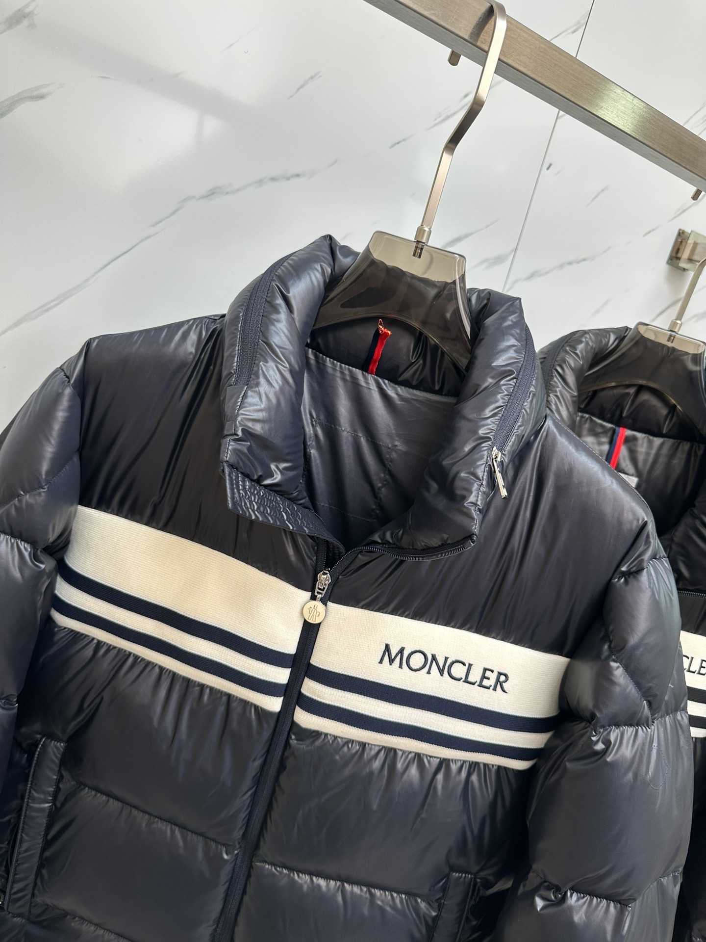 顶级天花板MONCLER蒙口ss24秋冬新款纯色字母Logo拼接绗缝针织衫羽绒服设计感与颜值爆棚的羽绒外