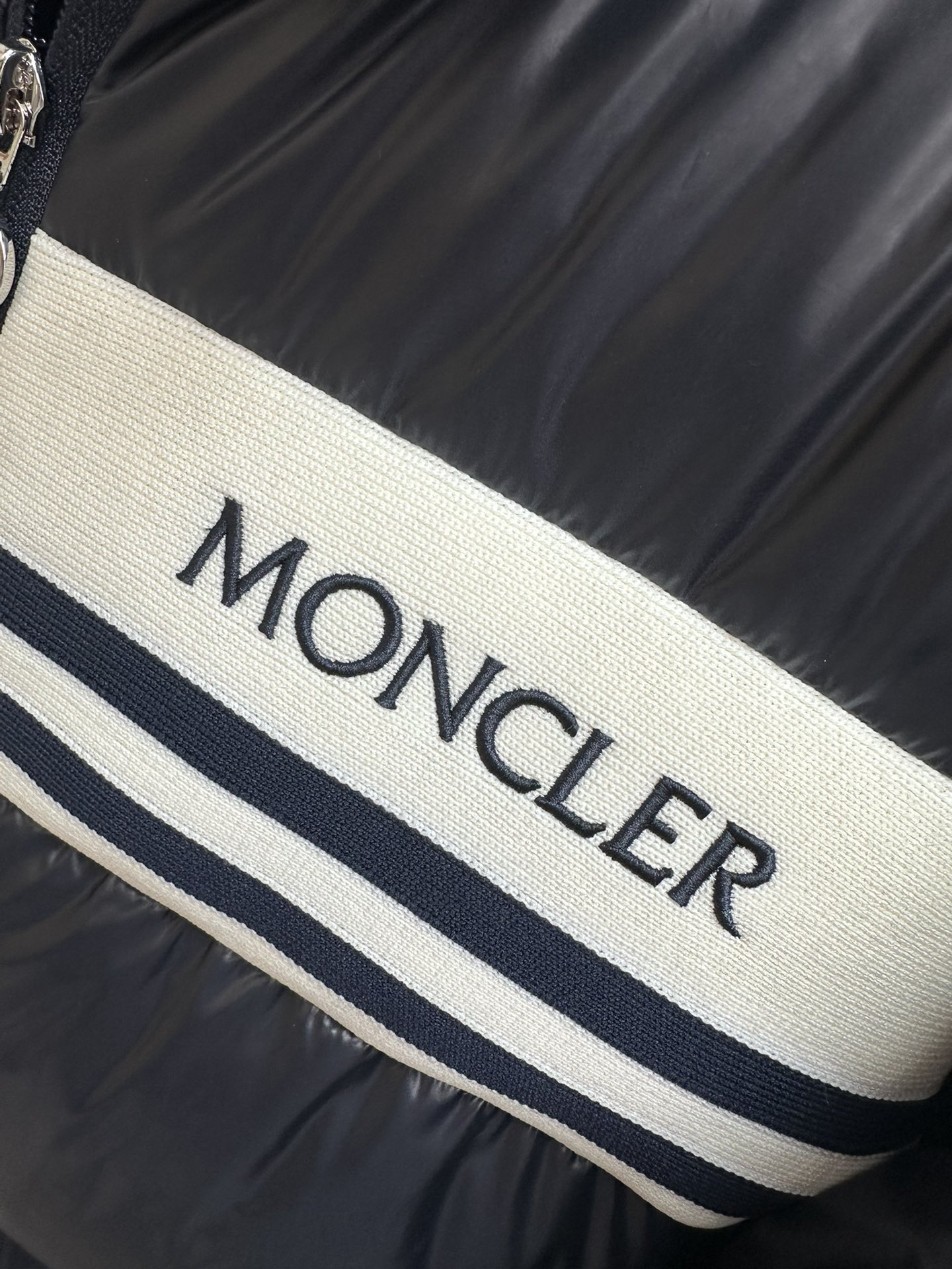 顶级天花板MONCLER蒙口ss24秋冬新款纯色字母Logo拼接绗缝针织衫羽绒服设计感与颜值爆棚的羽绒外