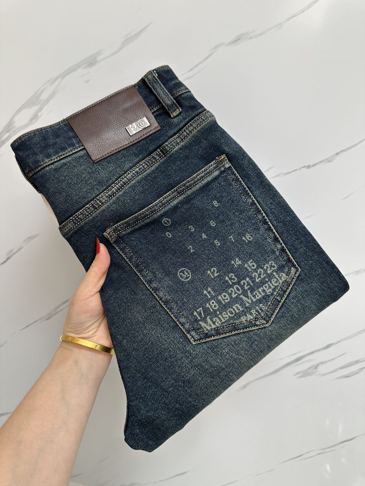 NO:118578,The official website counter is available at the same time. The original single product is a super stylish jeans, customized original washing denim fabric, unique design, top-grade printing craft letter pattern logo, original hardware and auxiliary decoration, extremely superior jeans, the materials and craftsmanship are extremely luxurious and exquisite, the grade is extremely high, the upper body is handsome and stylish, recommended, digits 29-36, jeans, alexander wang19860909官网专柜同步有售,原单狠货,超级有范儿的一款牛仔裤,定制原版水洗牛仔面料,独特设计,顶级印花工艺字母图案logo,原版五金辅料装饰,极为翘楚的一款牛仔裤,用料与工艺都极致奢华精湛,档次极高,上身帅气有型,推荐,码数29—36,,jeans,alexander wang,Men's clothing