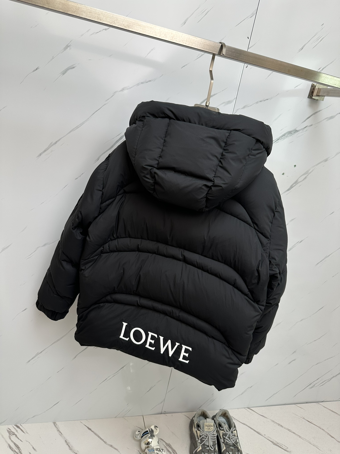 特级羽绒️Loewe罗意威黑色连帽刺绣Logo微标羽绒服外套.贸易订单出品.填充超级饱满的爆款单品.出厂