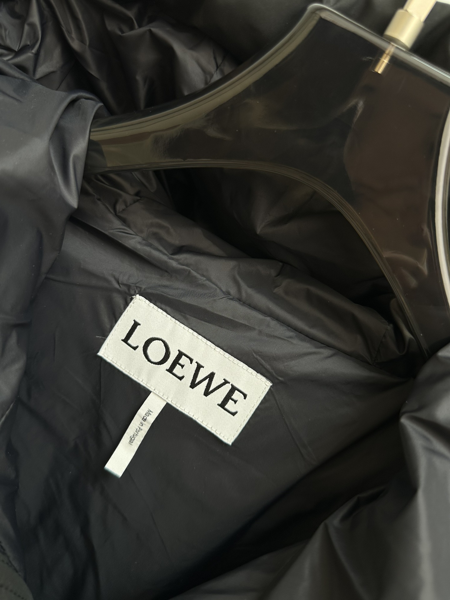 特级羽绒️Loewe罗意威黑色连帽刺绣Logo微标羽绒服外套.贸易订单出品.填充超级饱满的爆款单品.出厂