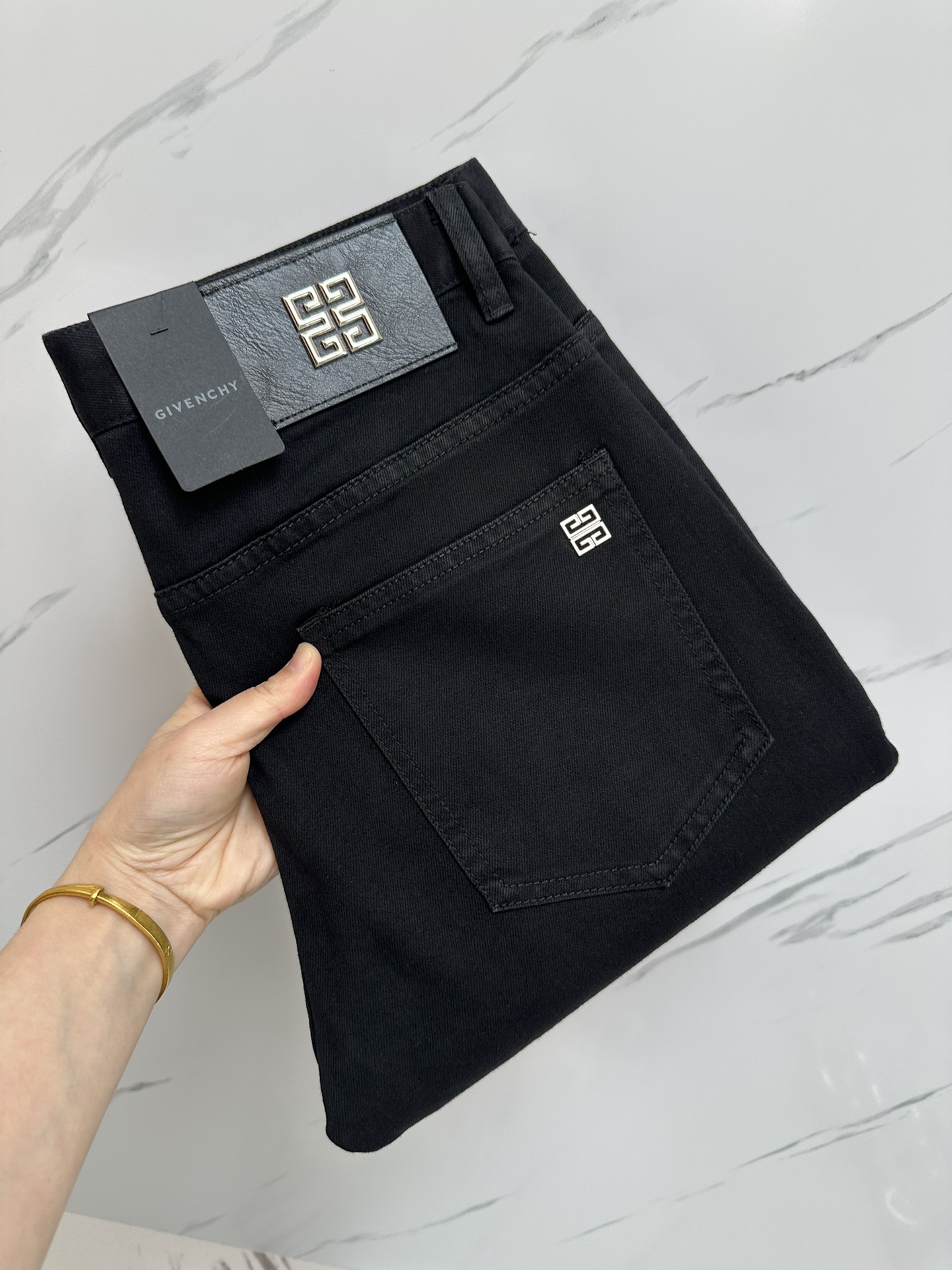 NO:128071,The official website counter is available at the same time. The original single product is a super stylish jeans, customized original washing denim fabric, unique design, top-grade printing craft letter pattern logo, original hardware and auxiliary decoration, extremely superior jeans, the materials and craftsmanship are extremely luxurious and exquisite, the grade is extremely high, the upper body is handsome and stylish, recommended, digits 29-38, jeans, alexander wang19860909官网专柜同步有售,原单狠货,超级有范儿的一款牛仔裤,定制原版水洗牛仔面料,独特设计,顶级印花工艺字母图案logo,原版五金辅料装饰,极为翘楚的一款牛仔裤,用料与工艺都极致奢华精湛,档次极高,上身帅气有型,推荐,码数29—38,,jeans,alexander wang,Men's clothing