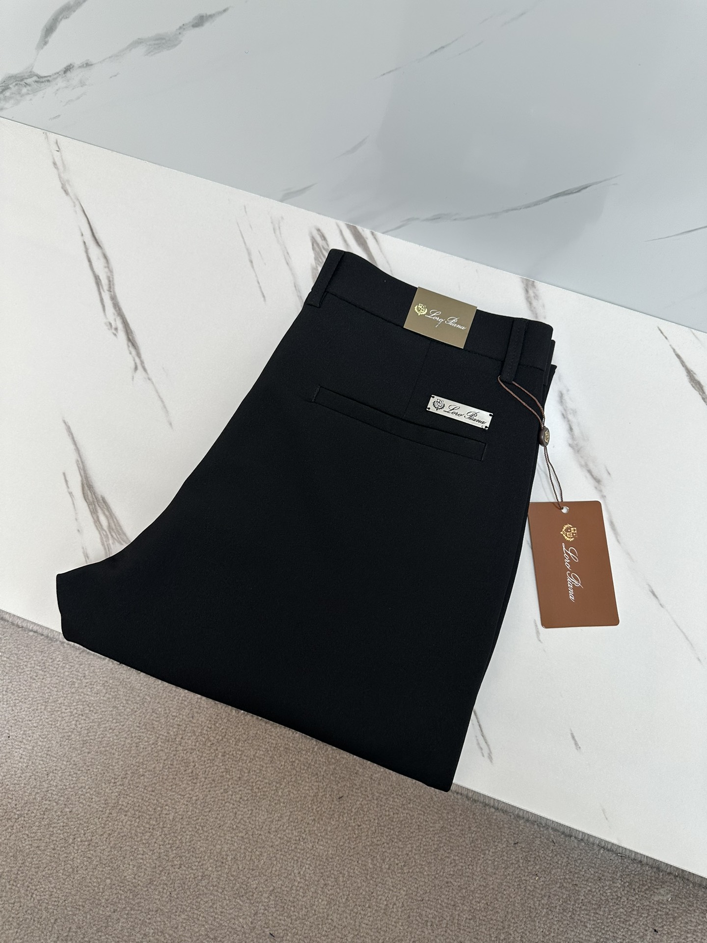 NO:146287,Men's business casual fashion trousers# This style is undoubtedly the most exquisite and advanced! A suit pants that show off your temperament are also a must-have versatile trousers for daily work and leisure. It has a slim straight-fitting style cut, and it is beautiful and fashionable to reduce age. It wanders between casual and business, and is a perfect item! ! High-end quality is everywhere, and the details show its classiness, with its own drape and light luster, and the texture is invincible! ! A casual pants dominated by craftsmanship and fabrics. The accessories and fabrics are so high-end that they are beyond imagination. The properties and specifications of the fabrics are subversive. The materials are quite luxurious and exquisite. The key is their texture and comfort. The fabrics have superior elasticity and no tightness on the upper body. The experience is excellent, wonderful and not easy to wrinkle. They provide a classic logo with a sense of awareness. Customized hardware accessories. Customized open mold engraving brand letter buckle metal styles, while enriching vision, it also greatly demonstrates the brand's sense of luxury. The details are handled in place and are full of gold! The style is first-class, and the hip lifting is excellent in slimming. It can sweep the wardrobe with any top matching. It has extensive compatibility and is both business commuting and casual. It is satisfied with various daily outfits. It has a full upper body shape and is invincible and versatile! A must-have for quality control! Size 30-40, business suit,alexander wang19860909男士商务休闲时装款西裤# 此款无疑是最精致最高级的存在!非常显气质的一款西装裤,也是日常工作休闲必备的百搭裤装,修身直筒版型裁剪,穿着亮眼时髦减龄,游走在休闲与商务之间,完美单品！！高端品质处处彰显,细节处展现其档次感,自带垂坠度和淡奢光泽,质感堪称无敌！！以工艺和面料为主导的一款休闲裤,通体的辅料、面料之高级超乎想象,面料之属性及规格颠覆常规,用料相当奢华考究,关键在于本身的质感以及舒适度,面料自带优越的弹力,上身毫无紧绷感,体验感极好,妙不可言,不易打皱,辦识度的经典标识,客供定制五金配件 定制开模刻字品牌字母扣金属样式,在丰富视觉的同时也极大彰显了品牌的高级感,细节处理相当到位,含金量十足的一款神裤！ 版型剪裁一流,提臀修身显瘦效果极佳,可横扫衣橱任何的上装搭配,兼容性广泛,商务通勤休闲兼备,满足于日常各种穿搭,上身型款十足,无敌的万能百搭！品相控必入的一款神级裤王 ！ 尺码30—40,,business suit,alexander wang,Men's clothing