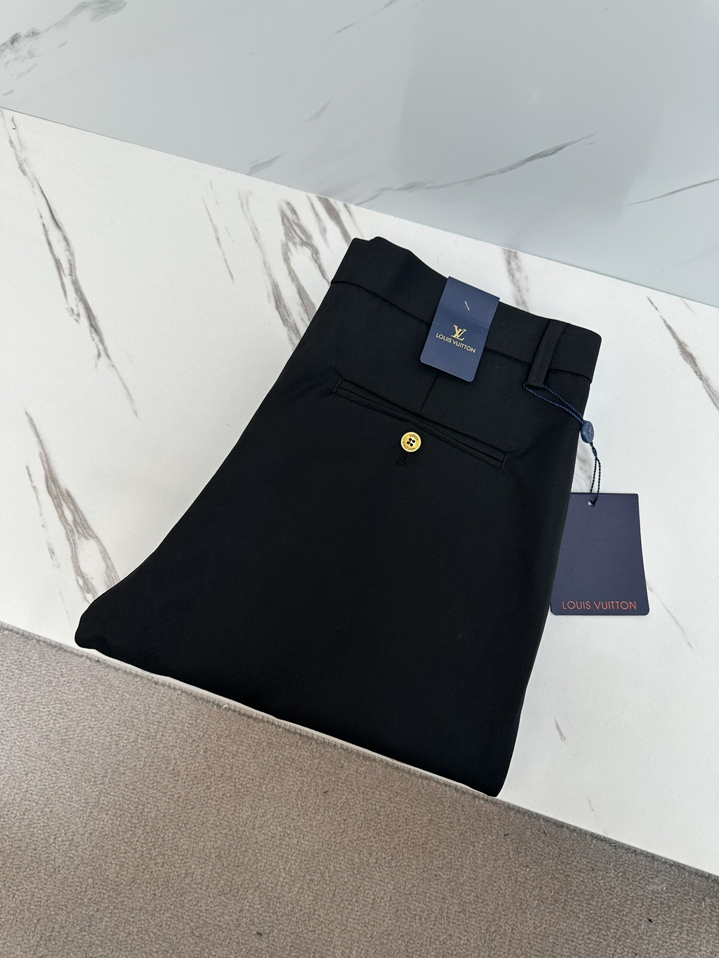 NO:146278,LV Men's Business Casual Fashion Trousers# This style is undoubtedly the most exquisite and advanced! A suit pants that show off your temperament are also a versatile trousers that are essential for daily work and leisure. It has a slim straight-fitting style cut, and it is beautiful and fashionable to reduce age. It wanders between casual and business, and is a perfect item! ! High-end quality is everywhere, and the details show its classiness, with its own drape and light luster, and the texture is invincible! ! A casual pants dominated by craftsmanship and fabrics. The accessories and fabrics are so high-end that they are beyond imagination. The properties and specifications of the fabrics are subversive. The materials are quite luxurious and exquisite. The key is their texture and comfort. The fabrics have superior elasticity and no tightness on the upper body. The experience is excellent, wonderful and not easy to wrinkle. They provide a classic logo with a sense of awareness. Customized hardware accessories. Customized open mold engraving brand letter buckle metal styles, while enriching vision, it also greatly demonstrates the brand's sense of luxury. The details are handled in place and are full of gold! The style is first-class, and the hip lifting is excellent in slimming. It can sweep the wardrobe with any top matching. It has extensive compatibility and is both business commuting and casual. It is satisfied with various daily outfits. It has a full upper body shape and is invincible and versatile! A must-have for quality control! Size 30-40, louis vuitton,business suit,alexander wang19860909LV 男士商务休闲时装款西裤# 此款无疑是最精致最高级的存在!非常显气质的一款西装裤,也是日常工作休闲必备的百搭裤装,修身直筒版型裁剪,穿着亮眼时髦减龄,游走在休闲与商务之间,完美单品！！高端品质处处彰显,细节处展现其档次感,自带垂坠度和淡奢光泽,质感堪称无敌！！以工艺和面料为主导的一款休闲裤,通体的辅料、面料之高级超乎想象,面料之属性及规格颠覆常规,用料相当奢华考究,关键在于本身的质感以及舒适度,面料自带优越的弹力,上身毫无紧绷感,体验感极好,妙不可言,不易打皱,辦识度的经典标识,客供定制五金配件 定制开模刻字品牌字母扣金属样式,在丰富视觉的同时也极大彰显了品牌的高级感,细节处理相当到位,含金量十足的一款神裤！ 版型剪裁一流,提臀修身显瘦效果极佳,可横扫衣橱任何的上装搭配,兼容性广泛,商务通勤休闲兼备,满足于日常各种穿搭,上身型款十足,无敌的万能百搭！品相控必入的一款神级裤王 ！ 尺码30—40,,louis vuitton,business suit,alexander wang,Men's clothing