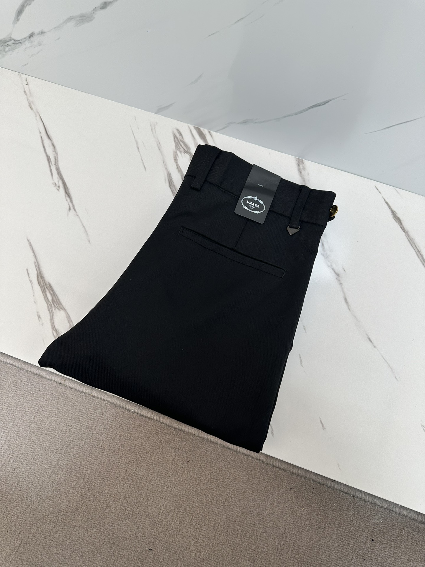 NO:146302,PRADA Men's Business Casual Fashion Trousers# This style is undoubtedly the most exquisite and advanced! A suit pants that show off your temperament are also a versatile trousers that are essential for daily work and leisure. It has a slim straight-fitting style cut, and it is beautiful and fashionable to reduce age. It wanders between casual and business, and is a perfect item! ! High-end quality is everywhere, and the details show its classiness, with its own drape and light luster, and the texture is invincible! ! A casual pants dominated by craftsmanship and fabrics. The accessories and fabrics are so high-end that they are beyond imagination. The properties and specifications of the fabrics are subversive. The materials are quite luxurious and exquisite. The key is their texture and comfort. The fabrics have superior elasticity and no tightness on the upper body. The experience is excellent, wonderful and not easy to wrinkle. They provide a classic logo with a sense of awareness. Customized hardware accessories. Customized open mold engraving brand letter buckle metal styles, while enriching vision, it also greatly demonstrates the brand's sense of luxury. The details are handled in place and are full of gold! The style is first-class, and the hip lifting is excellent in slimming. It can sweep the wardrobe with any top matching. It has extensive compatibility and is both business commuting and casual. It is satisfied with various daily outfits. It has a full upper body shape and is invincible and versatile! A must-have for quality control! Size 30-40, prada, business suit, alexander wang19860909PRADA 男士商务休闲时装款西裤# 此款无疑是最精致最高级的存在!非常显气质的一款西装裤,也是日常工作休闲必备的百搭裤装,修身直筒版型裁剪,穿着亮眼时髦减龄,游走在休闲与商务之间,完美单品！！高端品质处处彰显,细节处展现其档次感,自带垂坠度和淡奢光泽,质感堪称无敌！！以工艺和面料为主导的一款休闲裤,通体的辅料、面料之高级超乎想象,面料之属性及规格颠覆常规,用料相当奢华考究,关键在于本身的质感以及舒适度,面料自带优越的弹力,上身毫无紧绷感,体验感极好,妙不可言,不易打皱,辦识度的经典标识,客供定制五金配件 定制开模刻字品牌字母扣金属样式,在丰富视觉的同时也极大彰显了品牌的高级感,细节处理相当到位,含金量十足的一款神裤！ 版型剪裁一流,提臀修身显瘦效果极佳,可横扫衣橱任何的上装搭配,兼容性广泛,商务通勤休闲兼备,满足于日常各种穿搭,上身型款十足,无敌的万能百搭！品相控必入的一款神级裤王 ！ 尺码30—40,,prada,business suit,alexander wang,Men's clothing