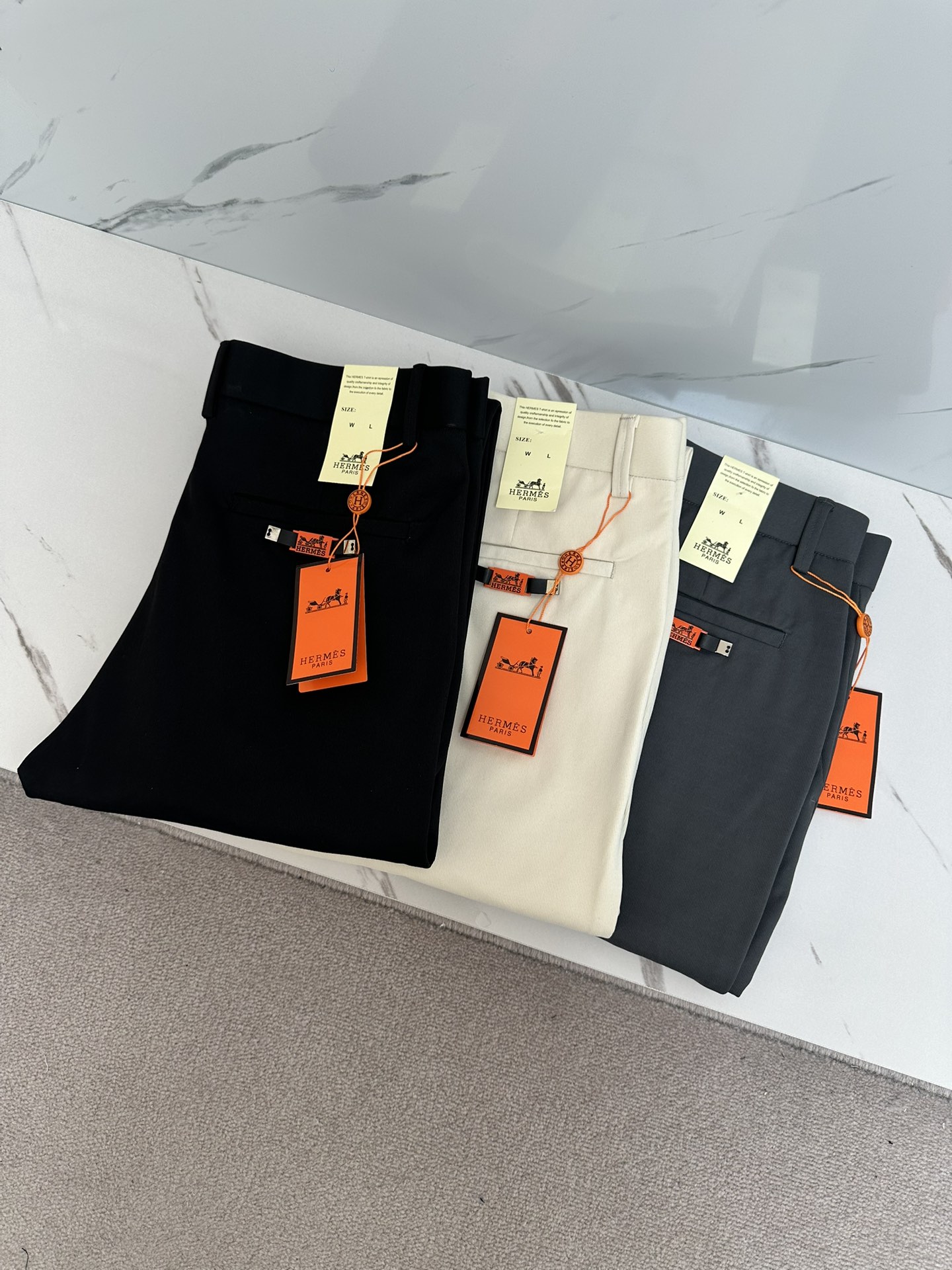 NO:146296,LV Men's Business Casual Fashion Trousers# This style is undoubtedly the most exquisite and advanced! A suit pants that show off your temperament are also a versatile trousers that are essential for daily work and leisure. It has a slim straight-fitting style cut, and it is beautiful and fashionable to reduce age. It wanders between casual and business, and is a perfect item! ! High-end quality is everywhere, and the details show its classiness, with its own drape and light luster, and the texture is invincible! ! A casual pants dominated by craftsmanship and fabrics. The accessories and fabrics are so high-end that they are beyond imagination. The properties and specifications of the fabrics are subversive. The materials are quite luxurious and exquisite. The key is their texture and comfort. The fabrics have superior elasticity and no tightness on the upper body. The experience is excellent, wonderful and not easy to wrinkle. They provide a classic logo with awareness. Customized hardware accessories. Customized open mold engraving brand letter buckle metal styles, while enriching vision, it also greatly demonstrates the brand's sense of luxury. The details are handled in place and are full of gold! The style is first-class, and the hip lifting is excellent in slimming. It can sweep the wardrobe with any top matching. It has extensive compatibility and is both business commuting and casual. It is satisfied with various daily outfits. It has a full upper body shape and is invincible and versatile! A must-have for quality control! Size 30-40, louis vuitton,business suit,alexander wang19860909LV 男士商务休闲时装款西裤# 此款无疑是最精致最高级的存在!非常显气质的一款西装裤,也是日常工作休闲必备的百搭裤装,修身直筒版型裁剪,穿着亮眼时髦减龄,游走在休闲与商务之间,完美单品！！高端品质处处彰显,细节处展现其档次感,自带垂坠度和淡奢光泽,质感堪称无敌！！以工艺和面料为主导的一款休闲裤,通体的辅料、面料之高级超乎想象,面料之属性及规格颠覆常规,用料相当奢华考究,关键在于本身的质感以及舒适度,面料自带优越的弹力,上身毫无紧绷感,体验感极好,妙不可言,不易打皱,辦识度的经典标识,客供定制五金配件 定制开模刻字品牌字母扣金属样式,在丰富视觉的同时也极大彰显了品牌的高级感,细节处理相当到位,含金量十足的一款神裤！ 版型剪裁一流,提臀修身显瘦效果极佳,可横扫衣橱任何的上装搭配,兼容性广泛,商务通勤休闲兼备,满足于日常各种穿搭,上身型款十足,无敌的万能百搭！品相控必入的一款神级裤王 ！ 尺码30—40,,louis vuitton,business suit,alexander wang,Men's clothing