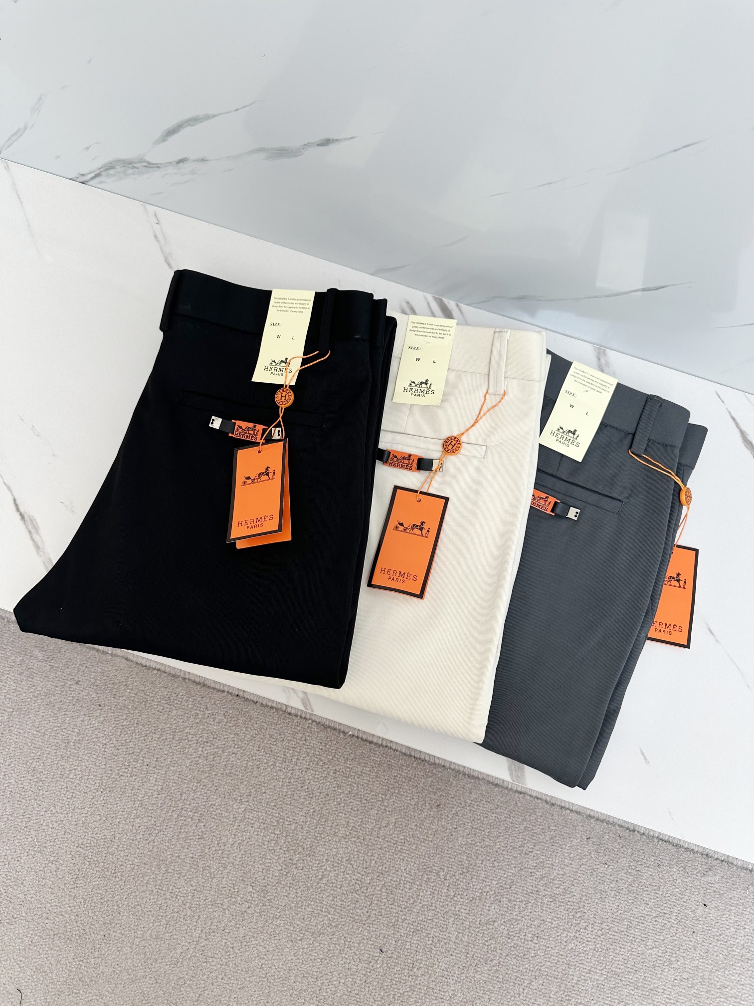 NO:146268,H Home Men's Business Casual Fashion Trousers# This style is undoubtedly the most exquisite and advanced! A suit pants that show off your temperament are also a versatile trousers that are essential for daily work and leisure. It has a slim straight-fitting style cut, and it is beautiful and fashionable to reduce age. It wanders between casual and business, and is a perfect item! ! High-end quality is everywhere, and the details show its classiness, with its own drape and light luster, and the texture is invincible! ! A casual pants dominated by craftsmanship and fabrics. The accessories and fabrics are so high-end that they are beyond imagination. The properties and specifications of the fabrics are subversive. The materials are quite luxurious and exquisite. The key is their texture and comfort. The fabrics have superior elasticity and no tightness on the upper body. The experience is excellent, wonderful and not easy to wrinkle. They provide a classic logo with a sense of awareness. Customized hardware accessories. Customized open mold engraving brand letter buckle metal styles, while enriching vision, it also greatly demonstrates the brand's sense of luxury. The details are handled in place and are full of gold! The style is first-class, and the hip lifting is excellent in slimming. It can sweep the wardrobe with any top matching. It has extensive compatibility and is both business commuting and casual. It is satisfied with various daily outfits. It has a full upper body shape and is invincible and versatile! A must-have for quality control! Size 30-40, business suit,alexander wang19860909H 家 男士商务休闲时装款西裤# 此款无疑是最精致最高级的存在!非常显气质的一款西装裤,也是日常工作休闲必备的百搭裤装,修身直筒版型裁剪,穿着亮眼时髦减龄,游走在休闲与商务之间,完美单品！！高端品质处处彰显,细节处展现其档次感,自带垂坠度和淡奢光泽,质感堪称无敌！！以工艺和面料为主导的一款休闲裤,通体的辅料、面料之高级超乎想象,面料之属性及规格颠覆常规,用料相当奢华考究,关键在于本身的质感以及舒适度,面料自带优越的弹力,上身毫无紧绷感,体验感极好,妙不可言,不易打皱,辦识度的经典标识,客供定制五金配件 定制开模刻字品牌字母扣金属样式,在丰富视觉的同时也极大彰显了品牌的高级感,细节处理相当到位,含金量十足的一款神裤！ 版型剪裁一流,提臀修身显瘦效果极佳,可横扫衣橱任何的上装搭配,兼容性广泛,商务通勤休闲兼备,满足于日常各种穿搭,上身型款十足,无敌的万能百搭！品相控必入的一款神级裤王 ！ 尺码30—40,,business suit,alexander wang,Men's clothing
