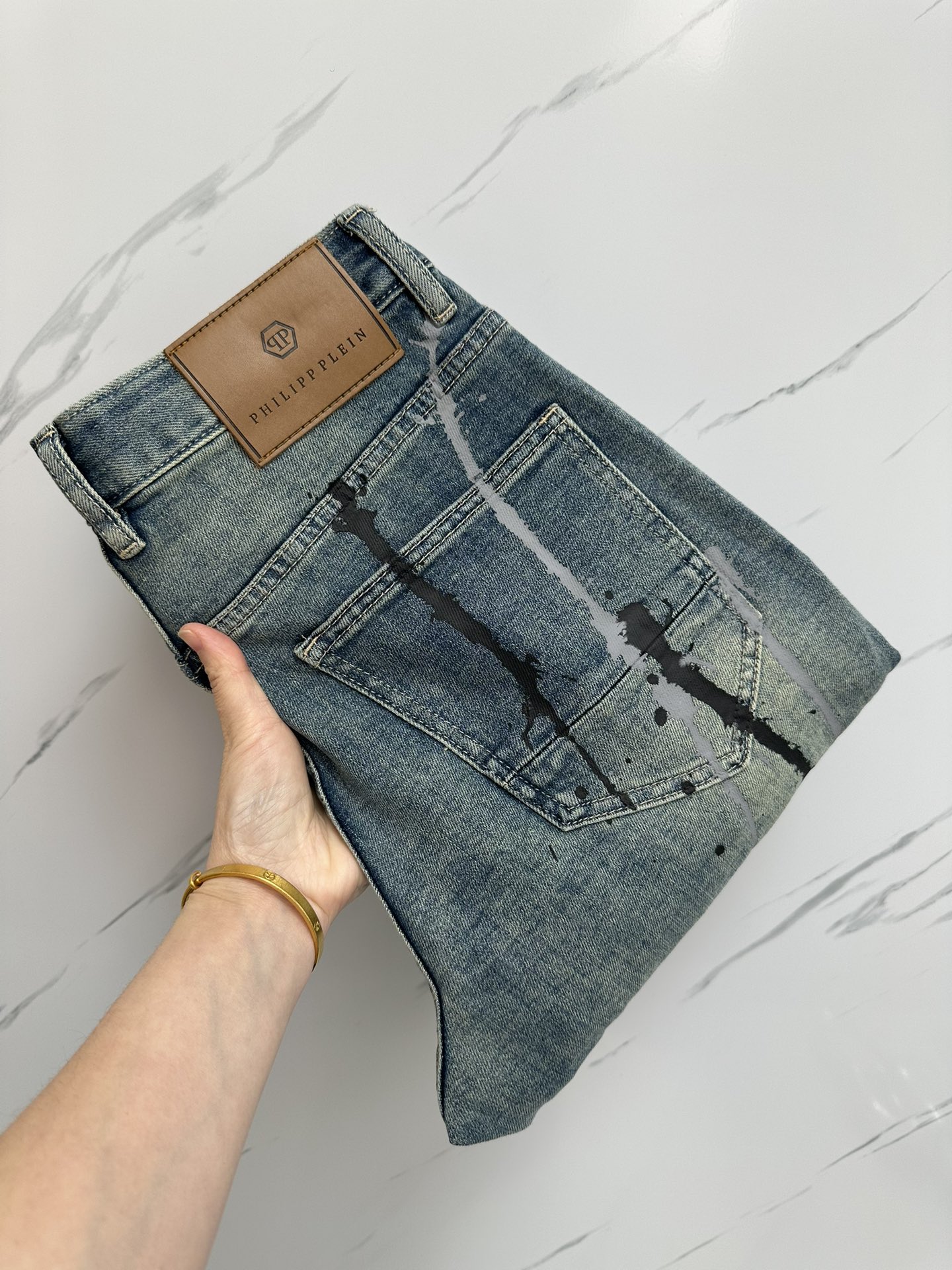 NO:146488,The official website counter is available at the same time. The original single product is a super stylish jeans, customized original washing denim fabric, unique design, top-grade printing craft letter pattern logo, original hardware and auxiliary decoration, extremely superior jeans, the materials and craftsmanship are extremely luxurious and exquisite, the grade is extremely high, the upper body is handsome and stylish, recommended, digits 29-38, jeans, alexander wang19860909官网专柜同步有售,原单狠货,超级有范儿的一款牛仔裤,定制原版水洗牛仔面料,独特设计,顶级印花工艺字母图案logo,原版五金辅料装饰,极为翘楚的一款牛仔裤,用料与工艺都极致奢华精湛,档次极高,上身帅气有型,推荐,码数29—38,,jeans,alexander wang,Men's clothing