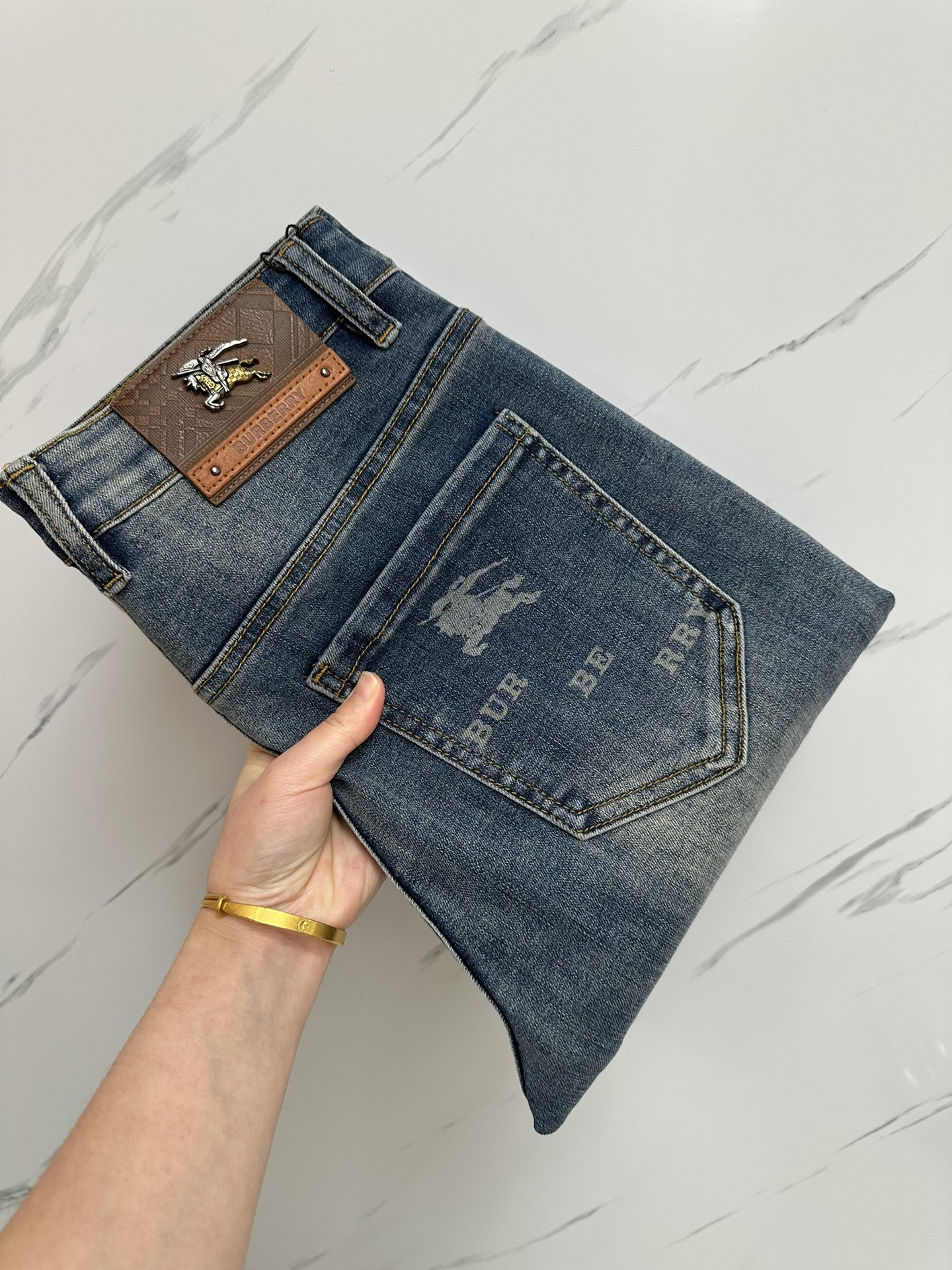 NO:131733,The official website counter is available at the same time. The original single product is a super stylish jeans, customized original washing denim fabric, unique design, top-grade printing craft letter pattern logo, original hardware and auxiliary decoration, extremely superior jeans, the materials and craftsmanship are extremely luxurious and exquisite, the grade is extremely high, the upper body is handsome and stylish, recommended, digits 29-38, jeans, alexander wang19860909官网专柜同步有售,原单狠货,超级有范儿的一款牛仔裤,定制原版水洗牛仔面料,独特设计,顶级印花工艺字母图案logo,原版五金辅料装饰,极为翘楚的一款牛仔裤,用料与工艺都极致奢华精湛,档次极高,上身帅气有型,推荐,码数29—38,,jeans,alexander wang,Men's clothing