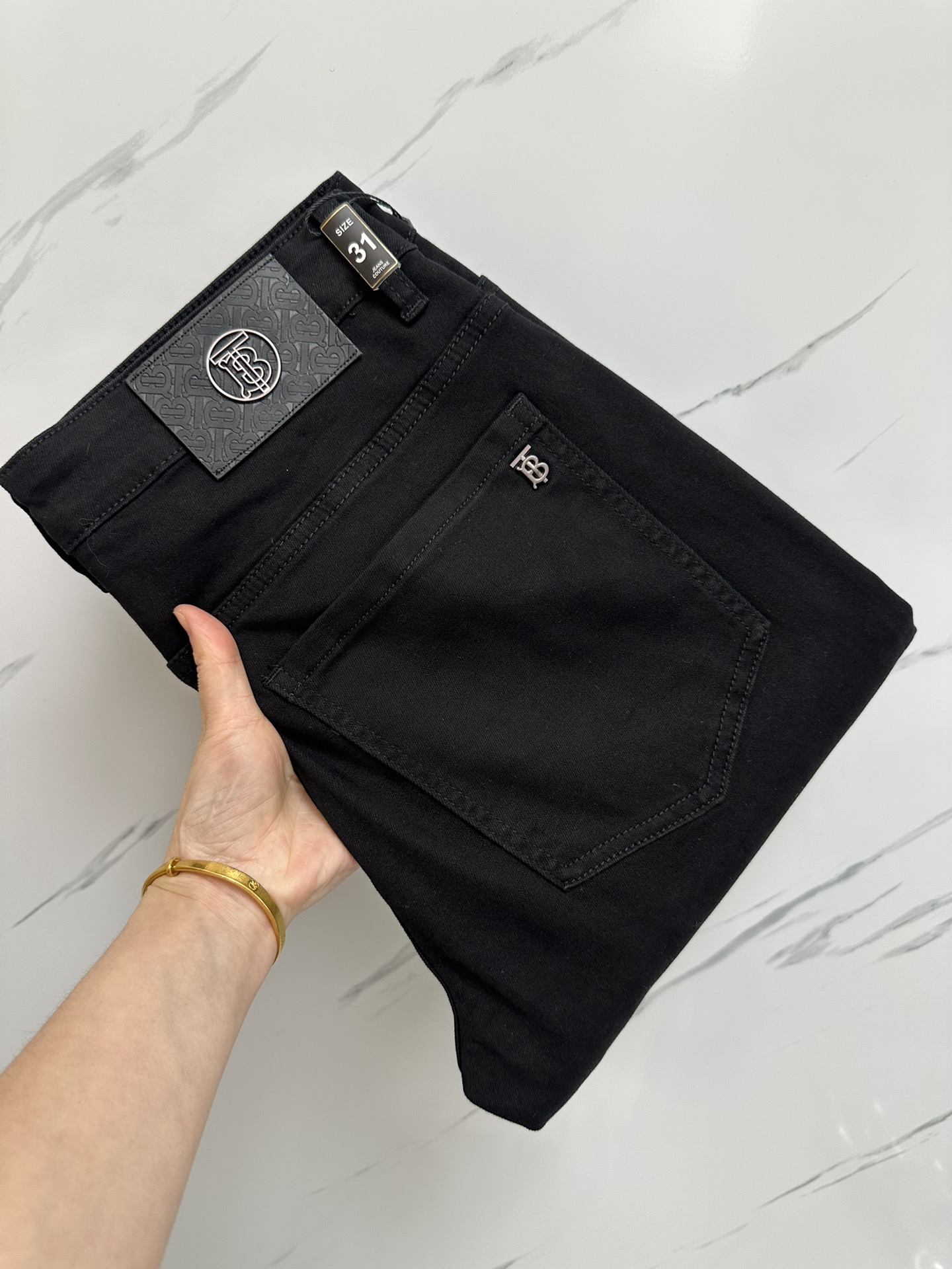 NO:427151,The official website counter is available at the same time. The original single product is a super stylish jeans, customized original washing denim fabric, unique design, top-grade printing craft letter pattern logo, original hardware and auxiliary decoration, extremely superior jeans, the materials and craftsmanship are extremely luxurious and exquisite, the grade is extremely high, the upper body is handsome and stylish, recommended, digits 29-38, jeans, alexander wang19860909官网专柜同步有售,原单狠货,超级有范儿的一款牛仔裤,定制原版水洗牛仔面料,独特设计,顶级印花工艺字母图案logo,原版五金辅料装饰,极为翘楚的一款牛仔裤,用料与工艺都极致奢华精湛,档次极高,上身帅气有型,推荐,码数29—38,,jeans,alexander wang,Men's clothing