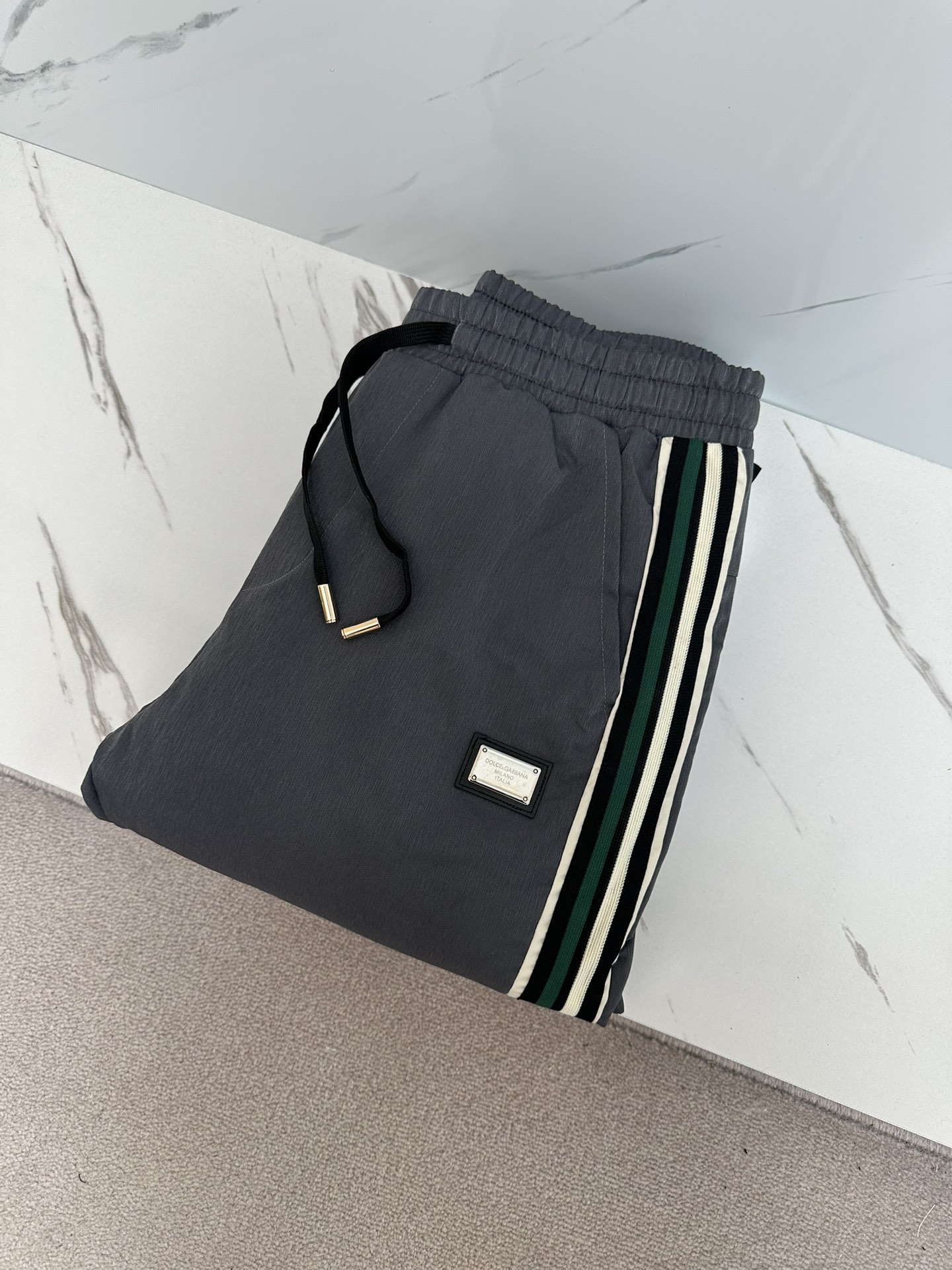 NO:610305,25FW new anti-cold functional down trousers for autumn and winter, classic down trousers, windproof, rain and snowproof, large down filling inside, comfortable and warm. They are sporty and fashionable while not afraid of the severe cold in autumn and winter. They are ultra-light and warm, with exquisite craftsmanship details, smooth lines and delicate craftsmanship, plus a cool design that makes the upper body super handsome!  A must-have for cold places in autumn and winter. Winter will keep you from freezing. One piece is worth three!  Size M-4XL, after-sales service until the new year,,down jacket,alexander wang1986090925FW秋冬新款防寒机能羽绒裤,经典羽绒长裤,防风防雨雪,内里大朵绒填充,舒适保暖.运动时尚的同时无惧秋冬严寒.超轻又保暖,工艺细节精细到位,流畅的线条与细腻的工艺,再加上酷感设计上身超帅的一款！秋冬寒冷之地必选,冬天使你不再冷冻,一件抵三件！尺码M-4XL售后到年后,,down jacket,alexander wang,Men's clothing