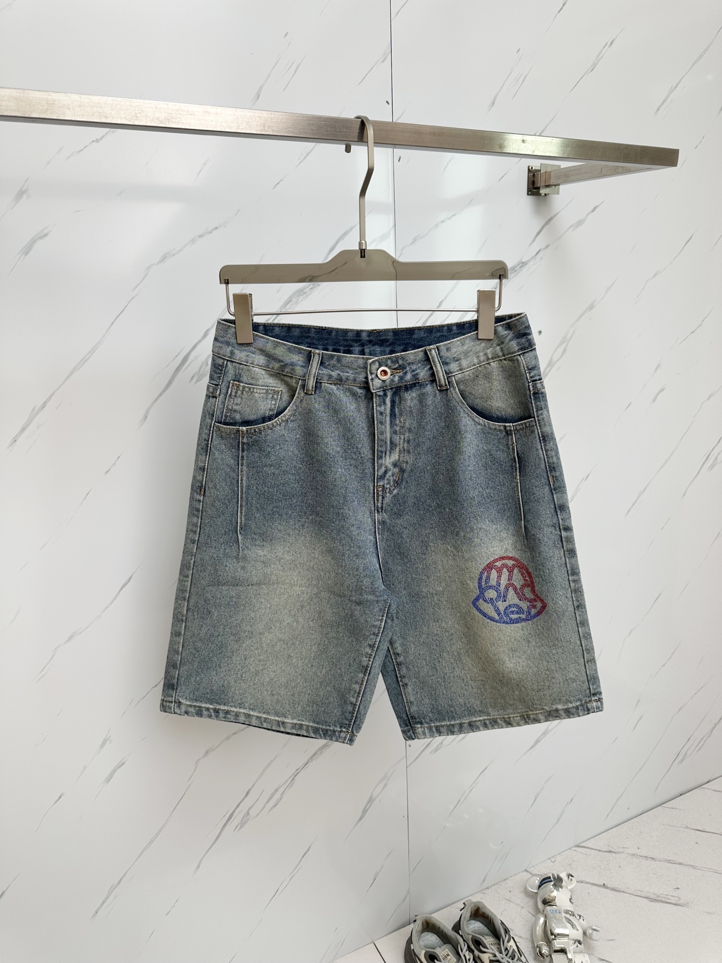 NO:471727,The official website counter is available at the same time, original singles are ruthless, super stylish 5-point denim shorts. Customized original washing denim fabric, unique design, top-grade printed craft letter pattern logo, original hardware and auxiliary decoration, extremely superior jeans. The materials and craftsmanship are extremely luxurious and exquisite, extremely high-end, handsome and stylish, recommended. Number of codes 29-38, shorts, jeans, alexander wang19860909官网专柜同步有售,原单狠货,超级有范儿的一款5分牛仔短裤 定制原版水洗牛仔面料,独特设计,顶级印花工艺字母图案logo,原版五金辅料装饰,极为翘楚的一款牛仔裤,用料与工艺都极致奢华精湛,档次极高,上身帅气有型,推荐 码数29—38,,shorts,jeans,alexander wang,Men's clothing