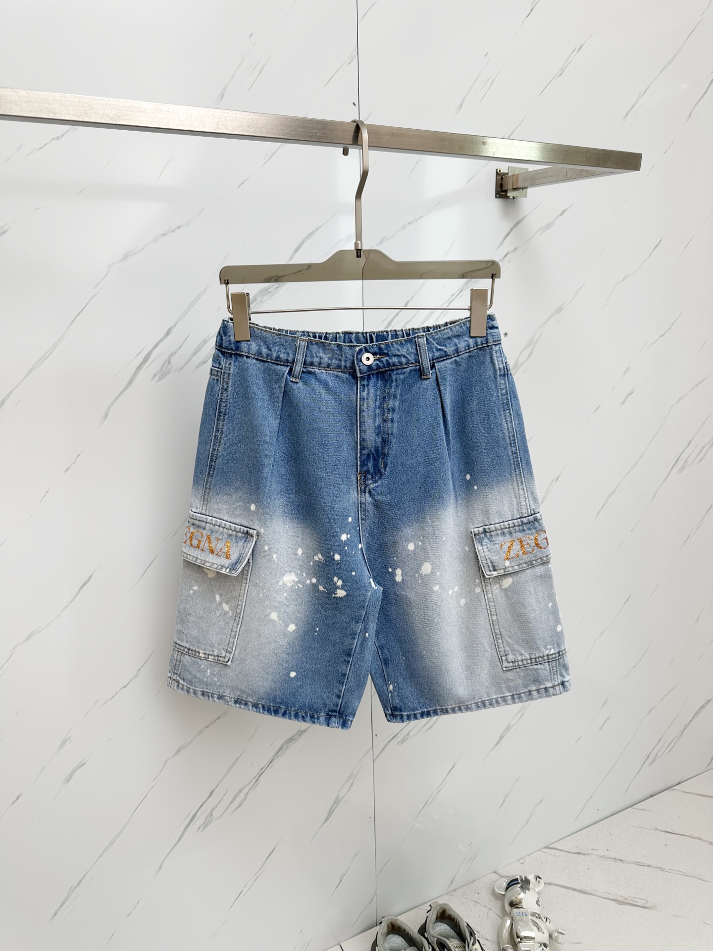 NO:430422,The official website counter is available at the same time, original singles are ruthless, super stylish 5-point denim shorts. Customized original washing denim fabric, unique design, top-grade printed craft letter pattern logo, original hardware and auxiliary decoration, extremely superior jeans. The materials and craftsmanship are extremely luxurious and exquisite, extremely high-end, handsome and stylish, recommended. Number of codes 29-38, shorts, jeans, alexander wang19860909官网专柜同步有售,原单狠货,超级有范儿的一款5分牛仔短裤 定制原版水洗牛仔面料,独特设计,顶级印花工艺字母图案logo,原版五金辅料装饰,极为翘楚的一款牛仔裤,用料与工艺都极致奢华精湛,档次极高,上身帅气有型,推荐 码数29—38,,shorts,jeans,alexander wang,Men's clothing