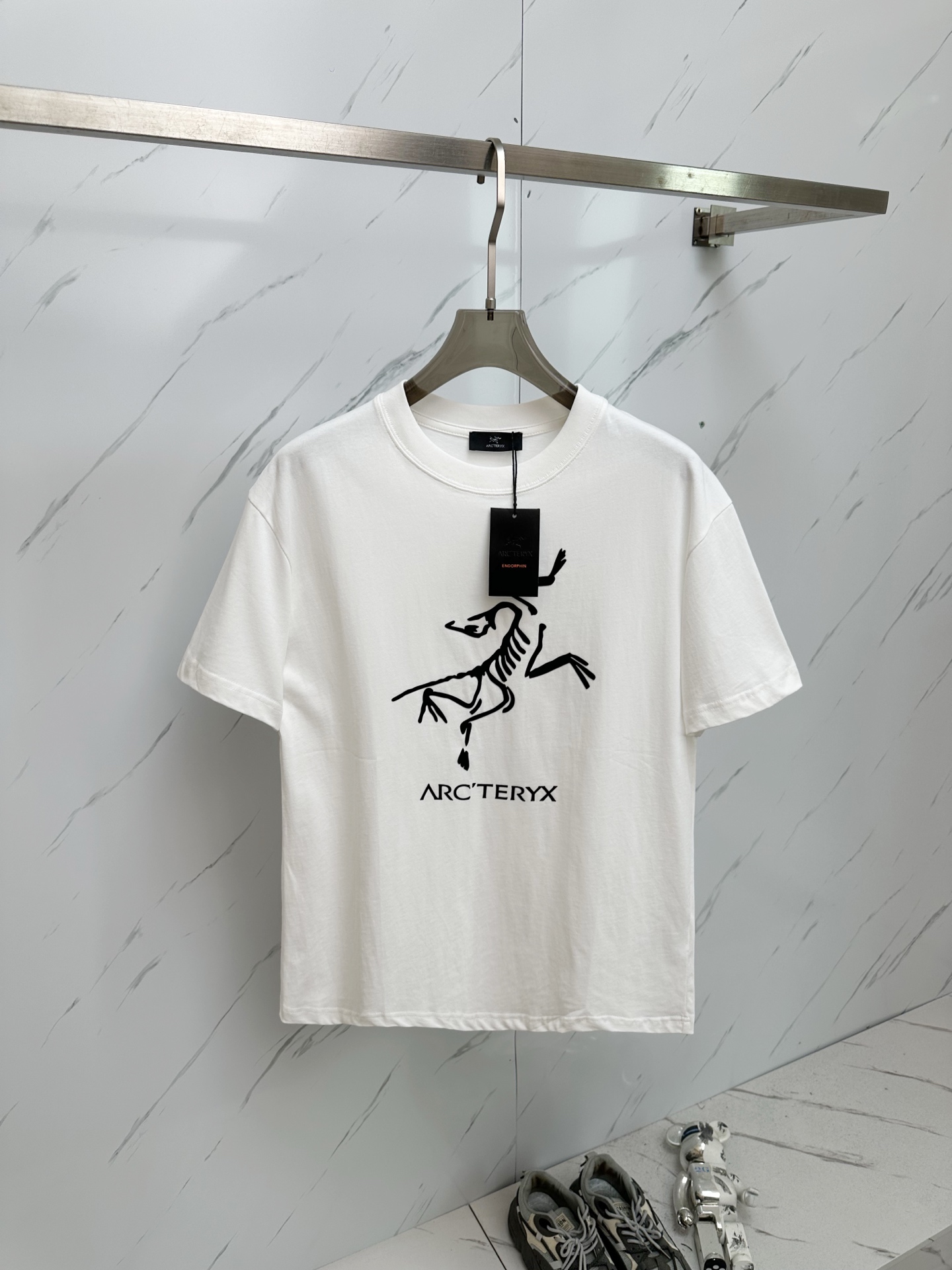 NO:430417,The latest short-sleeved round-neck T-shirt in the 2025 spring and summer new style first-time counter, high-end customization, avant-garde and fashionable design!  Brand logo heavy craft design, high-end customized 280g fabric, soft feel, comfortable to wear, exquisite counter-level car line, fine workmanship, invincible and handsome upper body effect!  A must-have item for handsome men!  Color gray. White. Number of codes M—2XL, T-shirt,tees, t-shirt,alexander wang198609092025春夏新款首发专柜最新款短袖圆领T恤 高端订制 设计前卫时尚！品牌logo重工艺设计 高端定制280克面料.手感柔软.穿着舒适.专柜级别精致车线.做工精细.上身效果无敌帅气！型男必备单品！颜色灰色.白色.码数M—2XL,,T-shirt,tees，t-shirt,alexander wang,Men's clothing