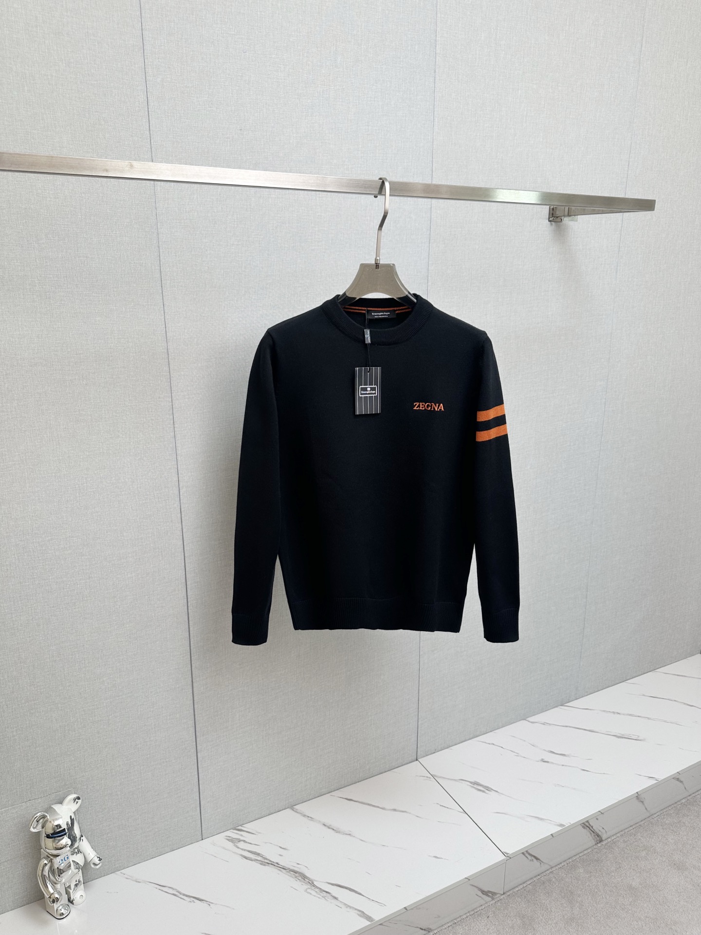 NO:610730,Ermenegildo Zegna 2025 new sweater, logo design on the chest!  Trading company channels are rare and available on the official website simultaneously!  Autumn and winter series classic design!  This sweater is made of imported knitted wool!  The soft and dense terry texture makes it breathable and comfortable to wear next to the skin. The color is beautiful, eye-catching and fashionable. The unique pattern will definitely make you stand out in the crowd!  Casual cut design!  The upper body effect is age-reducing and versatile, making it easy to wear in daily casual wear. Sizes M- 3XL,,zegna,sweaters,alexander wang19860909杰尼亚 2025新款毛衣,胸前logo设计！贸易公司渠道稀出,同步官网发售！秋冬系列经典设计！此款毛衣甄选客供进口针织羊毛材质！柔软绵密的毛圈肌理,贴身穿着透气亲肤舒适,色彩靓丽、吸睛时髦度爆棚,与众不同的图案绝对可以让你在人群中出彩万分！休闲版型裁剪设计！上身效果减龄又百搭,轻松Get起日常休闲穿搭.尺码M- 3XL,,zegna,sweaters,alexander wang,Men's clothing