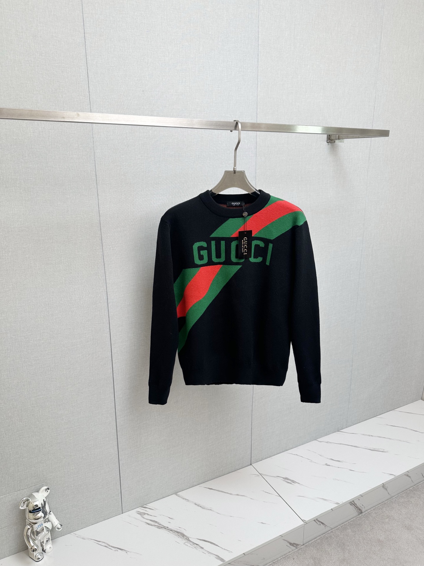 NO:610724,GUCCI 2025 new sweater, logo design on the chest!  Trading company channels are rare and available on the official website simultaneously!  Autumn and winter series classic design!  This sweater is made of imported knitted wool!  The soft and dense terry texture makes it breathable and comfortable to wear next to the skin. The color is beautiful, eye-catching and fashionable. The unique pattern will definitely make you stand out in the crowd!  Casual cut design!  The upper body effect is age-reducing and versatile, making it easy to wear in daily casual wear. Sizes M- 3XL, gucci, sweaters, alexander wang19860909GUCCI 2025新款毛衣,胸前logo设计！贸易公司渠道稀出,同步官网发售！秋冬系列经典设计！此款毛衣甄选客供进口针织羊毛材质！柔软绵密的毛圈肌理,贴身穿着透气亲肤舒适,色彩靓丽、吸睛时髦度爆棚,与众不同的图案绝对可以让你在人群中出彩万分！休闲版型裁剪设计！上身效果减龄又百搭,轻松Get起日常休闲穿搭.尺码M- 3XL,,gucci,sweaters,alexander wang,Men's clothing