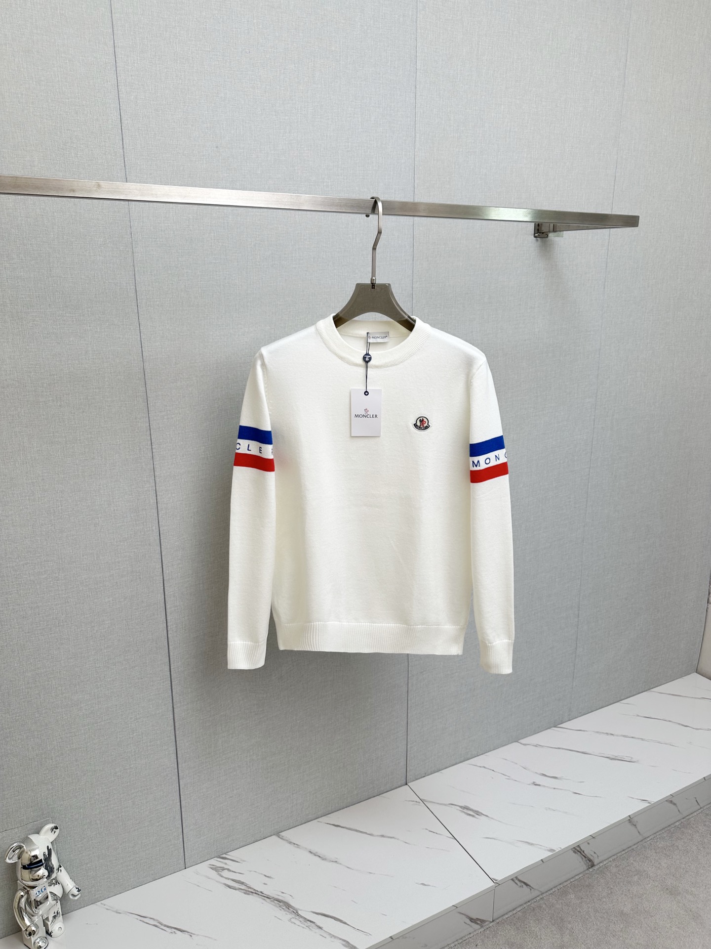 NO:610775,MO masked 2025 new sweater, logo design on the chest!  Trading company channels are rare and available on the official website simultaneously!  Autumn and winter series classic design!  This sweater is made of imported knitted wool!  The soft and dense terry texture makes it breathable and comfortable to wear next to the skin. The color is beautiful, eye-catching and fashionable. The unique pattern will definitely make you stand out in the crowd!  Casual cut design!  The upper body effect is age-reducing and versatile, making it easy to wear in daily casual wear. Sizes M- 3XL, Moncler, sweaters, alexander wang19860909MO蒙口 2025新款毛衣,胸前logo设计！贸易公司渠道稀出,同步官网发售！秋冬系列经典设计！此款毛衣甄选客供进口针织羊毛材质！柔软绵密的毛圈肌理,贴身穿着透气亲肤舒适,色彩靓丽、吸睛时髦度爆棚,与众不同的图案绝对可以让你在人群中出彩万分！休闲版型裁剪设计！上身效果减龄又百搭,轻松Get起日常休闲穿搭.尺码M- 3XL,,Moncler,sweaters,alexander wang,Men's clothing