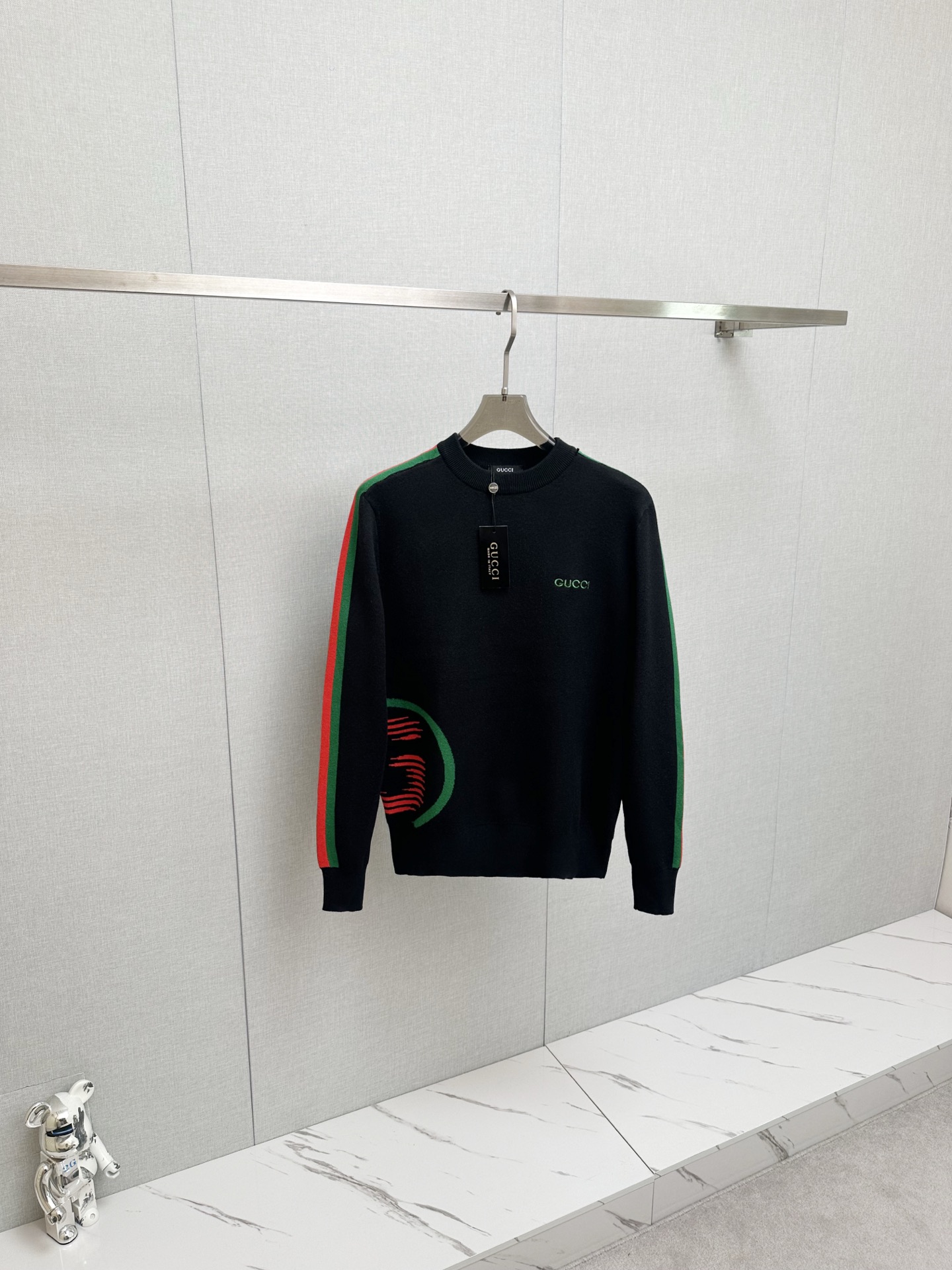 NO:610769,GUCCI 2025 new sweater, logo design on the chest!  Trading company channels are rare and available on the official website simultaneously!  Autumn and winter series classic design!  This sweater is made of imported knitted wool!  The soft and dense terry texture makes it breathable and comfortable to wear next to the skin. The color is beautiful, eye-catching and fashionable. The unique pattern will definitely make you stand out in the crowd!  Casual cut design!  The upper body effect is age-reducing and versatile, making it easy to wear in daily casual wear. Sizes M- 3XL, gucci, sweaters, alexander wang19860909GUCCI 2025新款毛衣,胸前logo设计！贸易公司渠道稀出,同步官网发售！秋冬系列经典设计！此款毛衣甄选客供进口针织羊毛材质！柔软绵密的毛圈肌理,贴身穿着透气亲肤舒适,色彩靓丽、吸睛时髦度爆棚,与众不同的图案绝对可以让你在人群中出彩万分！休闲版型裁剪设计！上身效果减龄又百搭,轻松Get起日常休闲穿搭.尺码M- 3XL,,gucci,sweaters,alexander wang,Men's clothing