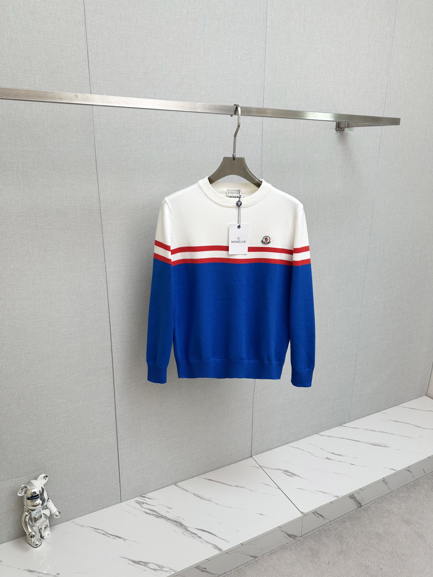 NO:610763,MO masked 2025 new sweater, logo design on the chest!  Trading company channels are rare and available on the official website simultaneously!  Autumn and winter series classic design!  This sweater is made of imported knitted wool!  The soft and dense terry texture makes it breathable and comfortable to wear next to the skin. The color is beautiful, eye-catching and fashionable. The unique pattern will definitely make you stand out in the crowd!  Casual cut design!  The upper body effect is age-reducing and versatile, making it easy to wear in daily casual wear. Sizes M- 3XL, Moncler, sweaters, alexander wang19860909MO蒙口 2025新款毛衣,胸前logo设计！贸易公司渠道稀出,同步官网发售！秋冬系列经典设计！此款毛衣甄选客供进口针织羊毛材质！柔软绵密的毛圈肌理,贴身穿着透气亲肤舒适,色彩靓丽、吸睛时髦度爆棚,与众不同的图案绝对可以让你在人群中出彩万分！休闲版型裁剪设计！上身效果减龄又百搭,轻松Get起日常休闲穿搭.尺码M- 3XL,,Moncler,sweaters,alexander wang,Men's clothing