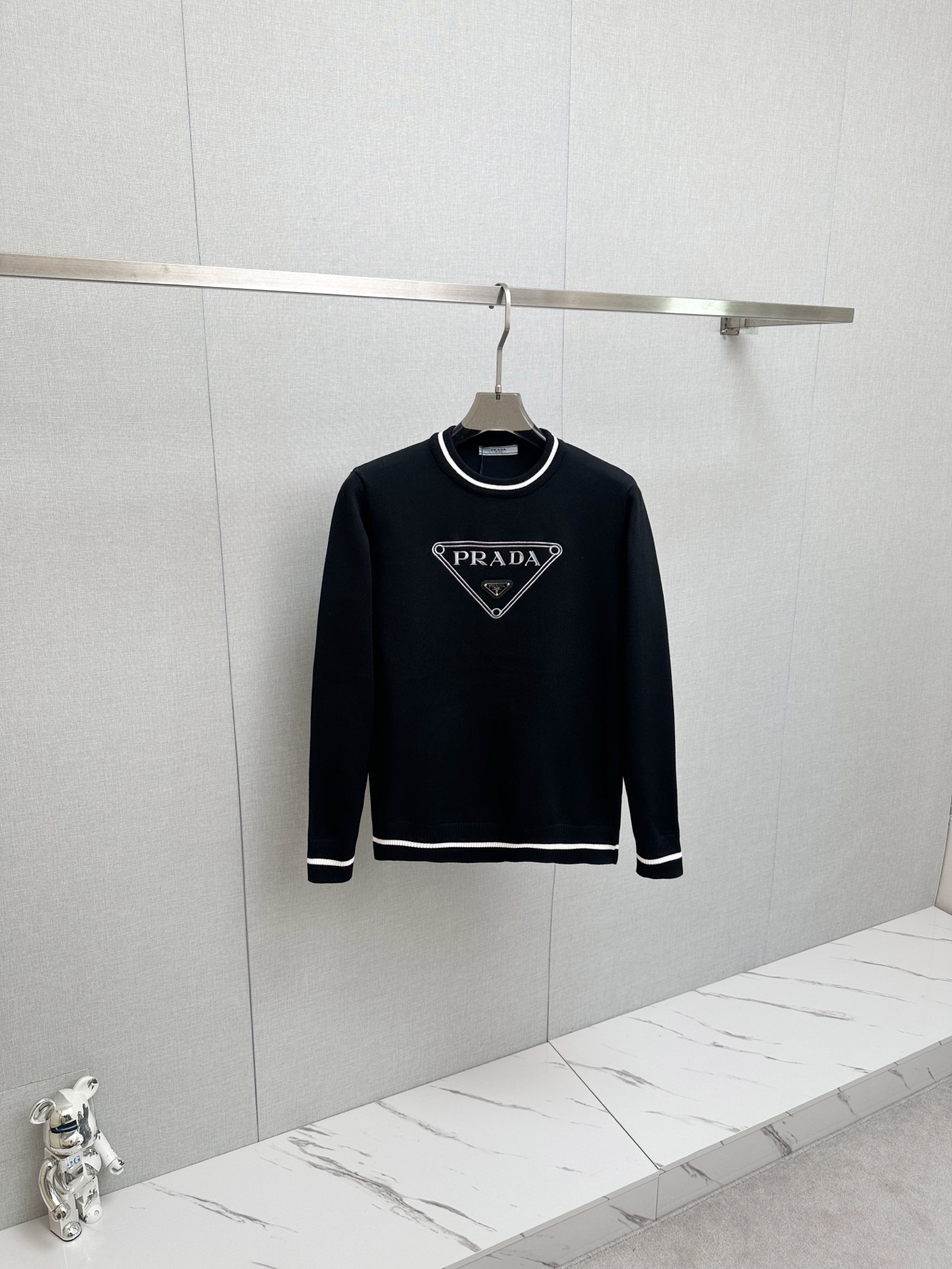 NO:610757,PRADA 2025 new sweater, chest logo design!  Trading company channels are rare and available on the official website simultaneously!  Autumn and winter series classic design!  This sweater is made of imported knitted wool!  The soft and dense terry texture makes it breathable and comfortable to wear next to the skin. The color is beautiful, eye-catching and fashionable. The unique pattern will definitely make you stand out in the crowd!  Casual cut design!  The upper body effect is age-reducing and versatile, making it easy to wear in daily casual wear. Sizes M- 3XL, prada, sweaters, alexander wang19860909PRADA 2025新款毛衣,胸前logo设计！贸易公司渠道稀出,同步官网发售！秋冬系列经典设计！此款毛衣甄选客供进口针织羊毛材质！柔软绵密的毛圈肌理,贴身穿着透气亲肤舒适,色彩靓丽、吸睛时髦度爆棚,与众不同的图案绝对可以让你在人群中出彩万分！休闲版型裁剪设计！上身效果减龄又百搭,轻松Get起日常休闲穿搭.尺码M- 3XL,,prada,sweaters,alexander wang,Men's clothing