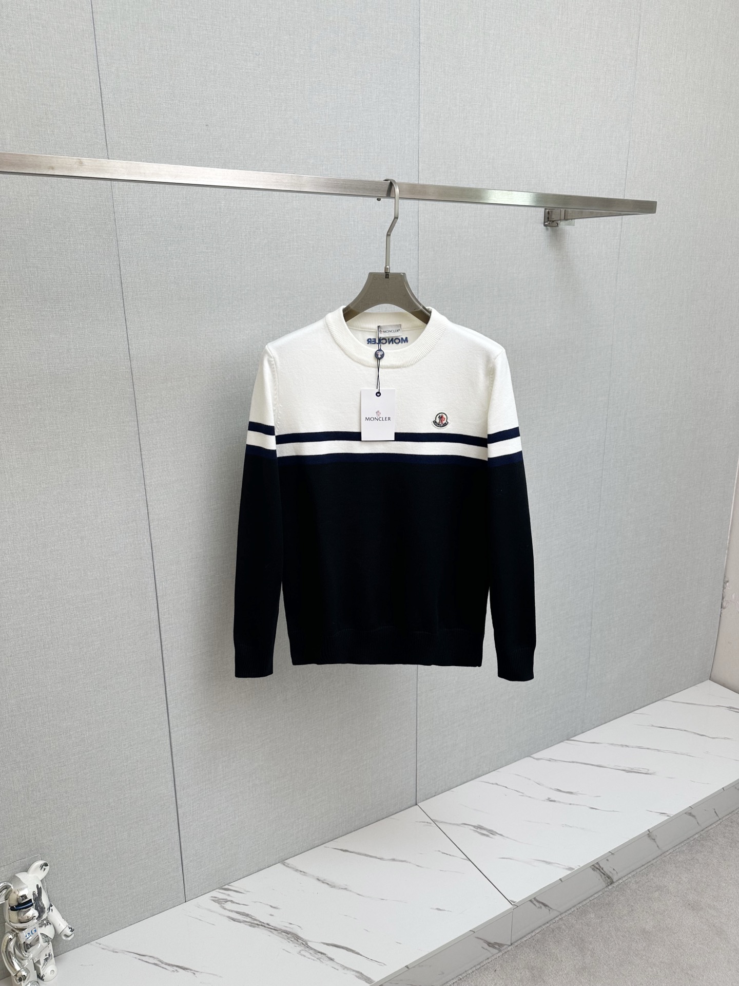 NO:610751,MO masked 2025 new sweater, logo design on the chest!  Trading company channels are rare and available on the official website simultaneously!  Autumn and winter series classic design!  This sweater is made of imported knitted wool!  The soft and dense terry texture makes it breathable and comfortable to wear next to the skin. The color is beautiful, eye-catching and fashionable. The unique pattern will definitely make you stand out in the crowd!  Casual cut design!  The upper body effect is age-reducing and versatile, making it easy to wear in daily casual wear. Sizes M- 3XL, Moncler, sweaters, alexander wang19860909MO蒙口 2025新款毛衣,胸前logo设计！贸易公司渠道稀出,同步官网发售！秋冬系列经典设计！此款毛衣甄选客供进口针织羊毛材质！柔软绵密的毛圈肌理,贴身穿着透气亲肤舒适,色彩靓丽、吸睛时髦度爆棚,与众不同的图案绝对可以让你在人群中出彩万分！休闲版型裁剪设计！上身效果减龄又百搭,轻松Get起日常休闲穿搭.尺码M- 3XL,,Moncler,sweaters,alexander wang,Men's clothing