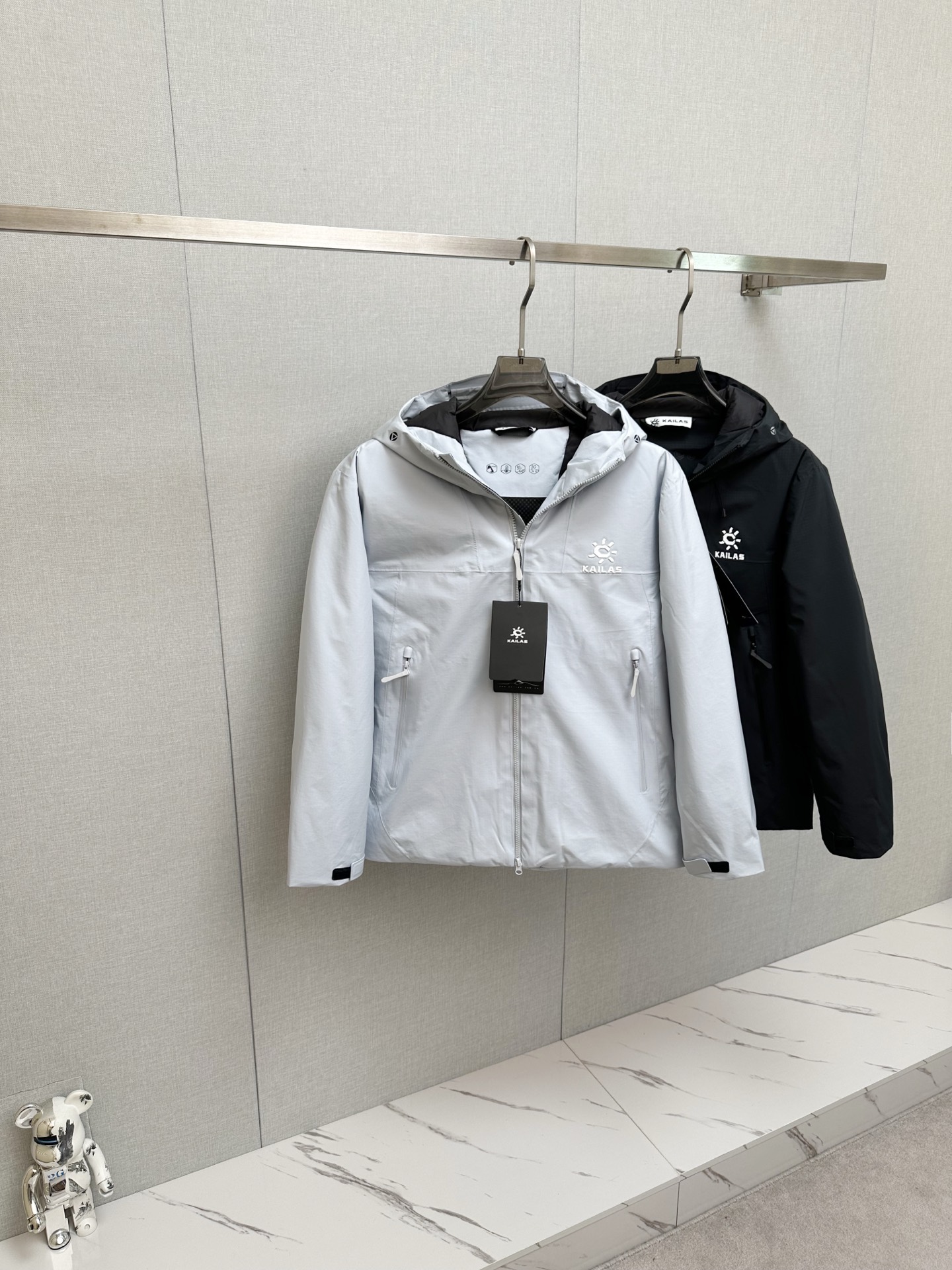 NO:612992,The new down style KAIL 2025 new down jacket show, the appearance is perfect, the high-tech waterproof fabric in the counter, the interior is filled with 90% white goose down, comfortable and warm, the color is full and attractive, the very outstanding design can easily enhance the fashion sense, the workmanship is extremely sophisticated and rigorous, and the wiring is neat and meticulous!  A masterpiece from a famous designer!  The upper body does not look bloated and is super handsome!  Counter size: M-3XL,,down jacket,alexander wang19860909羽绒新款 KAIL 2025新品羽绒服秀场新品,品相非常完美,专柜高科技防水面料,内里90白鹅绒填充,舒适保暖,色泽饱满诱人,非常出彩的设计,轻松将时髦感进阶,做工极为考究严谨,走线工整细致！大牌设计师巨作！上身不显臃肿、超级帅气！柜台码数: M-3XL,,down jacket,alexander wang,Men's clothing