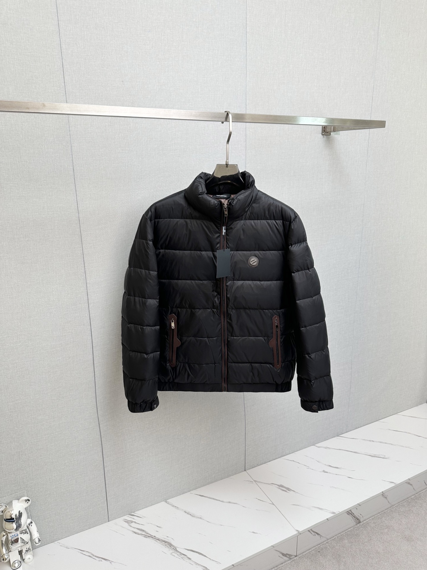 NO:612970,Down new style Z Ermenegildo Zegna 2025 new down jacket show, the appearance is very perfect, the high-tech waterproof fabric in the counter, 90% white goose down filling inside, comfortable and warm, the color is full and attractive, very outstanding design, easily upgrade the fashion sense, the workmanship is extremely sophisticated and rigorous, the wiring is neat and meticulous!  A masterpiece from a famous designer!  The upper body does not look bloated and is super handsome!  Counter size: M-3XL,,zegna,down jacket,alexander wang19860909羽绒新款 Z杰尼亚 2025新品羽绒服秀场新品,品相非常完美,专柜高科技防水面料,内里90白鹅绒填充,舒适保暖,色泽饱满诱人,非常出彩的设计,轻松将时髦感进阶,做工极为考究严谨,走线工整细致！大牌设计师巨作！上身不显臃肿、超级帅气！柜台码数: M-3XL,,zegna,down jacket,alexander wang,Men's clothing