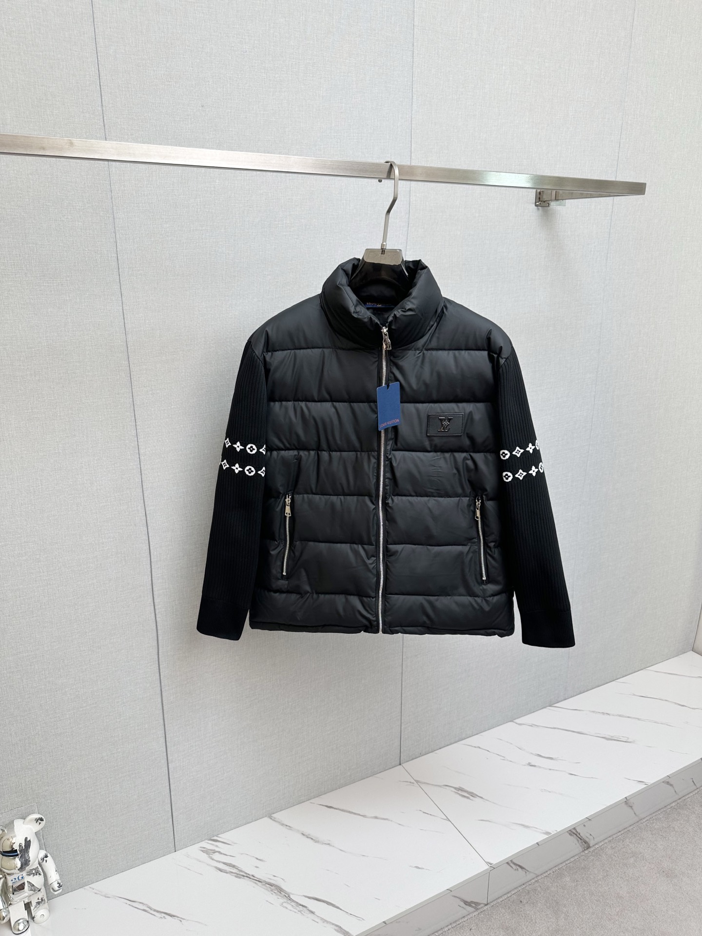 NO:613010,Down new LV 2025 new down jacket show, the appearance is very perfect, the high-tech waterproof fabric in the counter, 90% white goose down filling inside, comfortable and warm, the color is full and attractive, very outstanding design, easily upgrade the fashion sense, the workmanship is extremely sophisticated and rigorous, the wiring is neat and meticulous!  A masterpiece from a famous designer!  The upper body does not look bloated and is super handsome!  Counter size: M-3XL,,louis vuitton,down jacket,alexander wang19860909羽绒新款 LV 2025新品羽绒服秀场新品,品相非常完美,专柜高科技防水面料,内里90白鹅绒填充,舒适保暖,色泽饱满诱人,非常出彩的设计,轻松将时髦感进阶,做工极为考究严谨,走线工整细致！大牌设计师巨作！上身不显臃肿、超级帅气！柜台码数: M-3XL,,louis vuitton,down jacket,alexander wang,Men's clothing