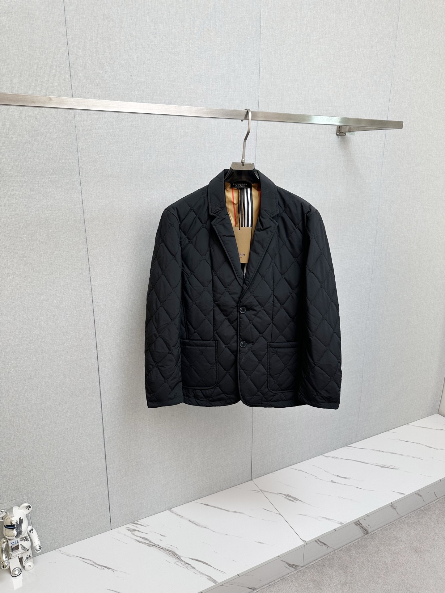 NO:612981,BURB Burberry's 2025 autumn and winter new cotton jacket, with cotton lining and fine embroidery, original purchase. Stylish jacket made of Italian imported fabrics. Cotton and thickening, strong warmth retention. European counters synchronize, the upper body is more casual and generous, the counter's original hardware is a new luxury high-end customized accessory!  Luxurious brand-specific logo embellishment design, the highest quality shipments in the market, original accessories, the ultimate in luxury!  Soft and comfortable. The upper body is very handsome!  Suitable for any scene!  Size: M—3XL,,burberry,burberry,jackets & coats,jackets & coats,alexander wang19860909BURB 巴宝莉2025秋冬新款棉服夹克外套,内里加棉,精工刺绣,原单狠货 意大利进口面料时尚夹克外套.加棉加厚 保暖性强.欧洲专柜同步,上身更随意大方,专柜原版五金奢华高档定制配饰新作！奢华品牌特质logo点缀设计,市场最高品质出货、原版辅料,奢华极致！柔软舒适.上身爆帅！适合任意场景！码数:M—3XL,,burberry,burberry,jackets & coats,jackets & coats,alexander wang,Men's clothing