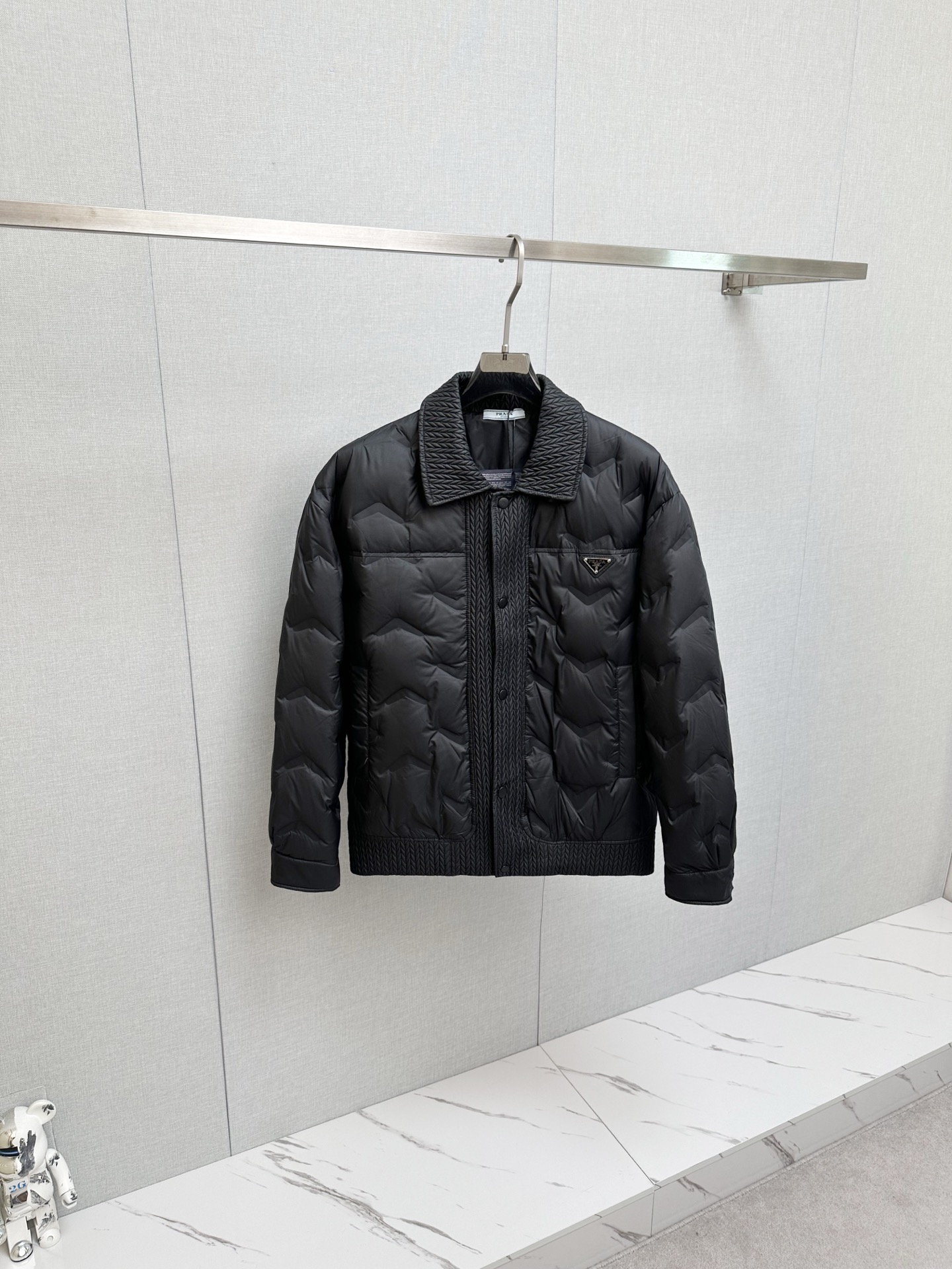 NO:613004,Down new PRADA 2025 new down jacket show, the appearance is very perfect, the high-tech waterproof fabric in the counter, 90% white goose down filling inside, comfortable and warm, full and attractive color, very outstanding design, easily upgrade the fashion sense, extremely elegant and rigorous workmanship, neat and meticulous wiring!  A masterpiece from a famous designer!  The upper body does not look bloated and is super handsome!  Counter size: M-3XL,,prada,down jacket,alexander wang19860909羽绒新款 PRADA 2025新品羽绒服秀场新品,品相非常完美,专柜高科技防水面料,内里90白鹅绒填充,舒适保暖,色泽饱满诱人,非常出彩的设计,轻松将时髦感进阶,做工极为考究严谨,走线工整细致！大牌设计师巨作！上身不显臃肿、超级帅气！柜台码数: M-3XL,,prada,down jacket,alexander wang,Men's clothing