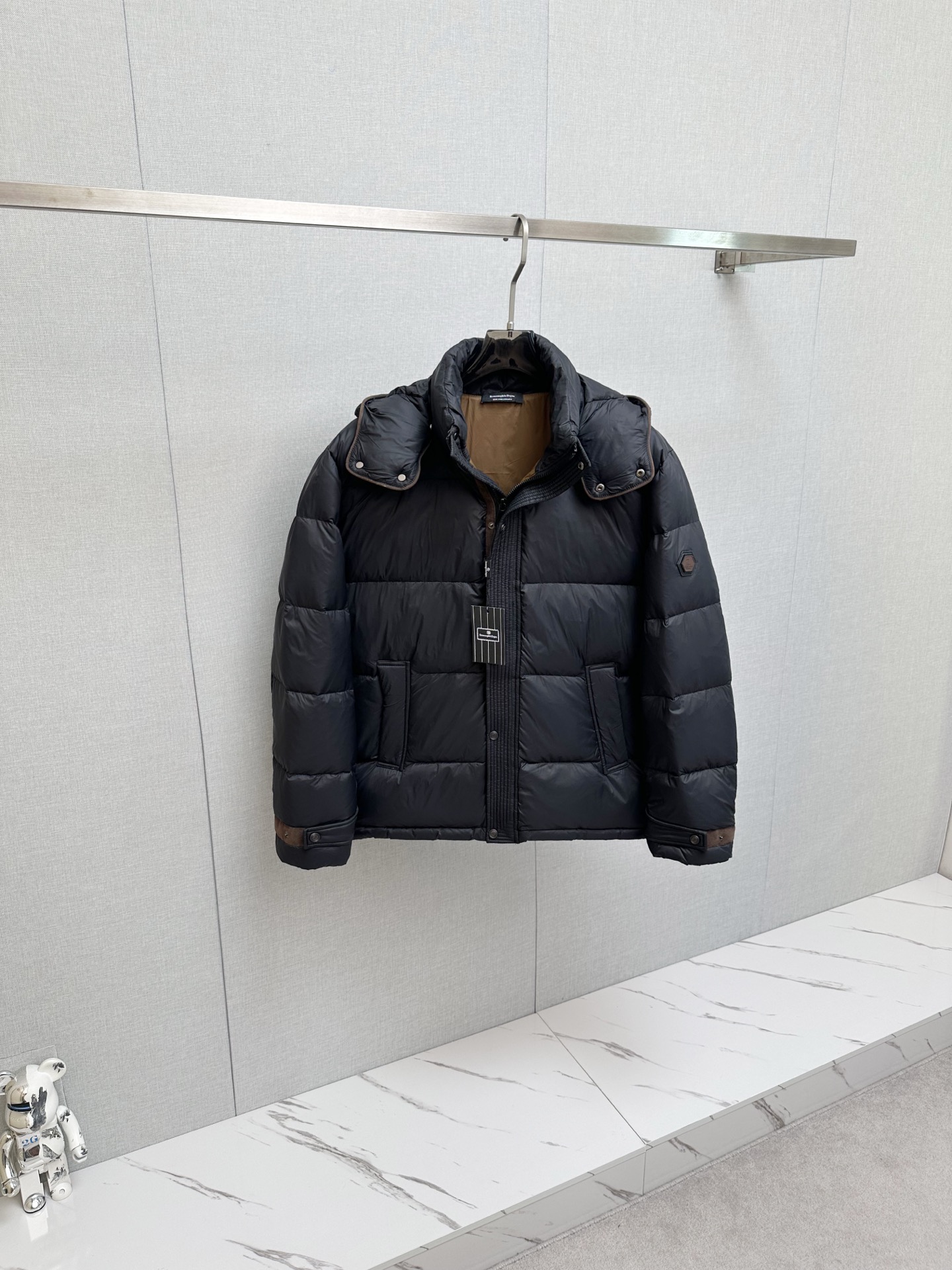 NO:612998,Down new style Z Zegna 2025 new down jacket show new product, the appearance is very perfect, the high-tech waterproof fabric in the counter, 90% white goose down filling inside, comfortable and warm, the color is full and attractive, very outstanding design, easily upgrade the fashion sense, the workmanship is extremely sophisticated and rigorous, the wiring is neat and meticulous!  A masterpiece from a famous designer!  The upper body does not look bloated and is super handsome!  Counter size: M-3XL,,zegna,down jacket,alexander wang19860909羽绒新款 Z杰尼亚2025新品羽绒服秀场新品,品相非常完美,专柜高科技防水面料,内里90白鹅绒填充,舒适保暖,色泽饱满诱人,非常出彩的设计,轻松将时髦感进阶,做工极为考究严谨,走线工整细致！大牌设计师巨作！上身不显臃肿、超级帅气！柜台码数: M-3XL,,zegna,down jacket,alexander wang,Men's clothing