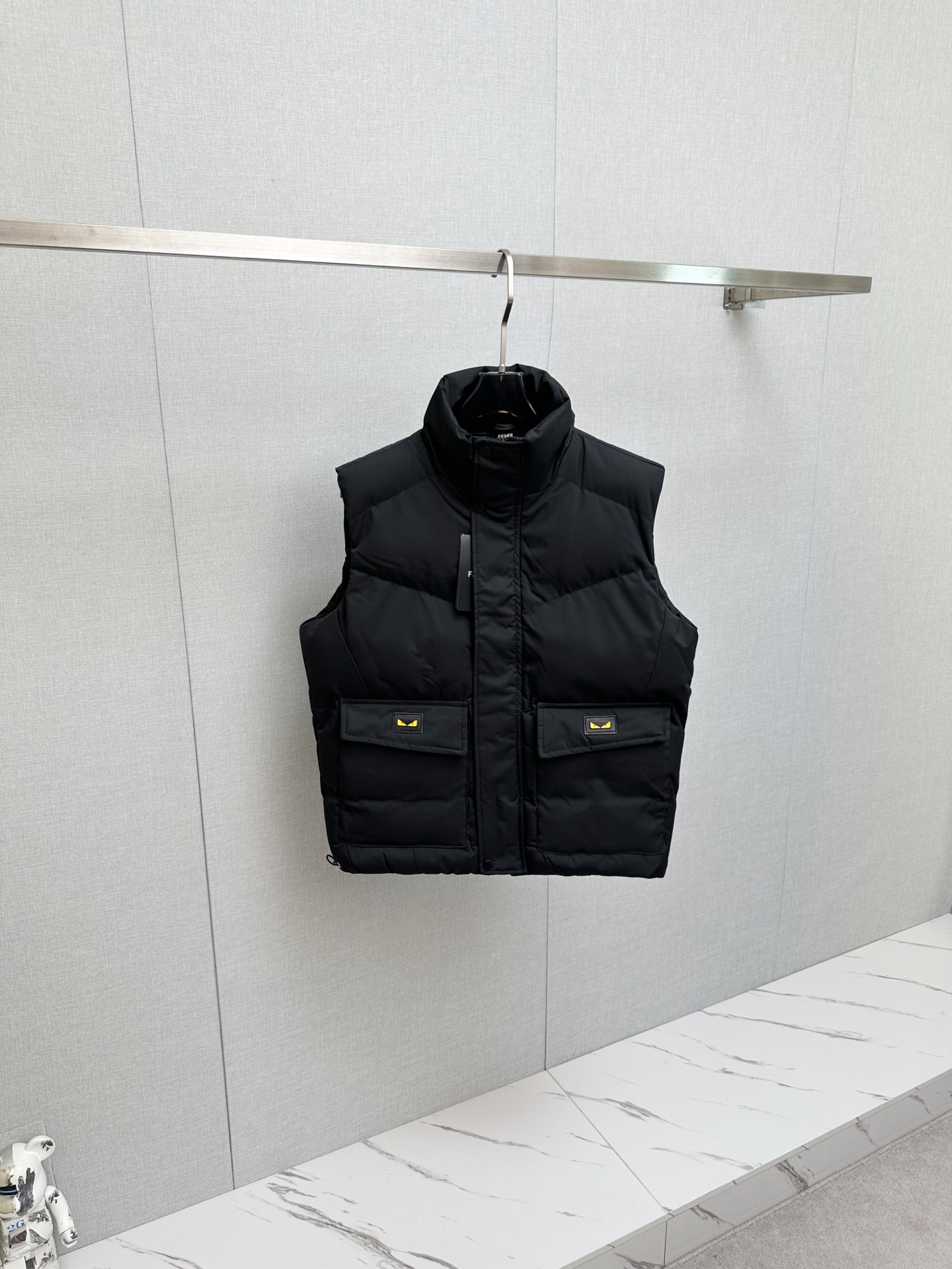 NO:612987,Down vest FD Louis Vuitton 2025 new down vest!  All details of custom-developed hardware accessories are fully handled!  The upper body effect of the version is great!  Versatile, fashionable and handsome!  White duck down filling!  The original memory silk fabric at the counter has a straight and stylish texture, keeping you warm and not bulky!  The upper body is awesome. Size M-3XL, louis vuitton, down jacket, alexander wang19860909羽绒马甲 FD 路易威登 2025新款羽绒马甲！定制开发五金配件所有细节处理全面到位 ！版型上身效果超赞！百搭时髦又帅气！白鸭绒填充！专柜原版记忆丝面料质感立挺有型,保暖拒绝臃肿！上身超赞.码数M-3XL,,louis vuitton,down jacket,alexander wang,Men's clothing