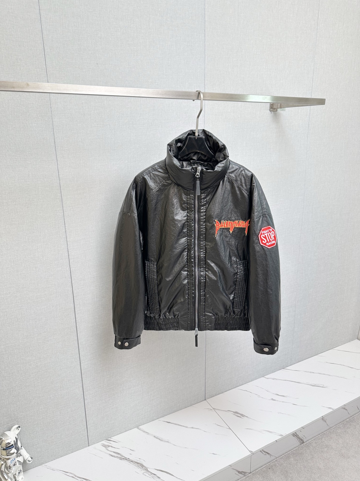 NO:615197,Balenci Paris down jacket 2025 winter latest model, available at counters simultaneously, original order, popular fashionable casual hooded down jacket, imported original fabric, unique design, original hardware decoration, simple and fashionable, handsome upper body, complete three labels, size M-3XL, balenciaga, down jacket, hats, alexander wang19860909Balenci 巴黎羽绒服 2025冬季最新款,专柜同步有售,原单狠货,爆款时尚休闲连帽羽绒服,进口原版面料,独特设计,原版五金辅料装饰,简约时尚 ,上身帅气,三标齐全,码数M-3XL,,balenciaga,down jacket,hats,alexander wang,Men's clothing