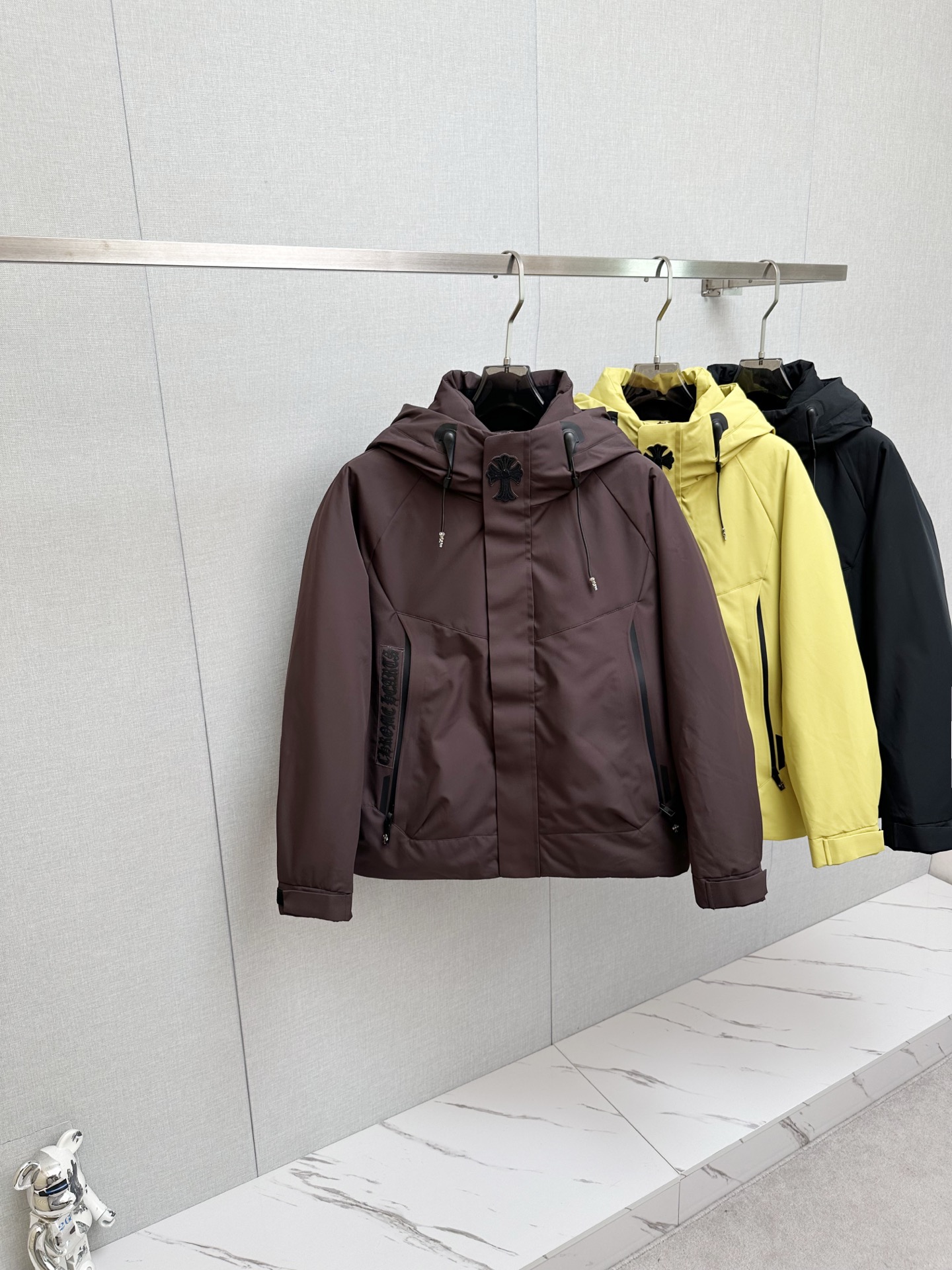 NO:615212,2025ss new winter product Crow Heart Down Jacket  Trading company channels are rare, and they are sold simultaneously on the official website. The interior is filled with 90% goose down, with rhombus stitching on the front. All buttons are made of custom-made Kroger metal buttons. The tailoring design of the shirt is warm without being bulky, and has a full sense of fashion. The highest quality on the market, imported fabrics, the highest standards for lining, and all accessories and hardware are custom-made. The most anticipated high-quality products of male idols are coming in a big way, allowing you to feel what true luxury has connotation! Color black  Green size M- XXXXL (please state your height and weight when placing an order), chrome hearts, loewe, shirts, down jacket, alexander wang198609092025ss冬季新品克罗心羽绒服 贸易公司渠道稀出,同步官网发售,内里填充90鹅绒羽绒朵,前幅菱格拼接,所有摁扣采用定制克罗家金属纽扣,衬衫裁剪设计在保暖的同时又不显臃肿,时尚感拉满,市面最高品质,进口面料,里布最高标准,辅料五金全部原厂定做,男神最为期待的精品狠货重磅来袭,让你感受到什么叫真正的高奢有内涵! 颜色黑色 绿色 尺码M- XXXXL（下单请报身高体重）,,chrome hearts,loewe,shirts,down jacket,alexander wang,Men's clothing