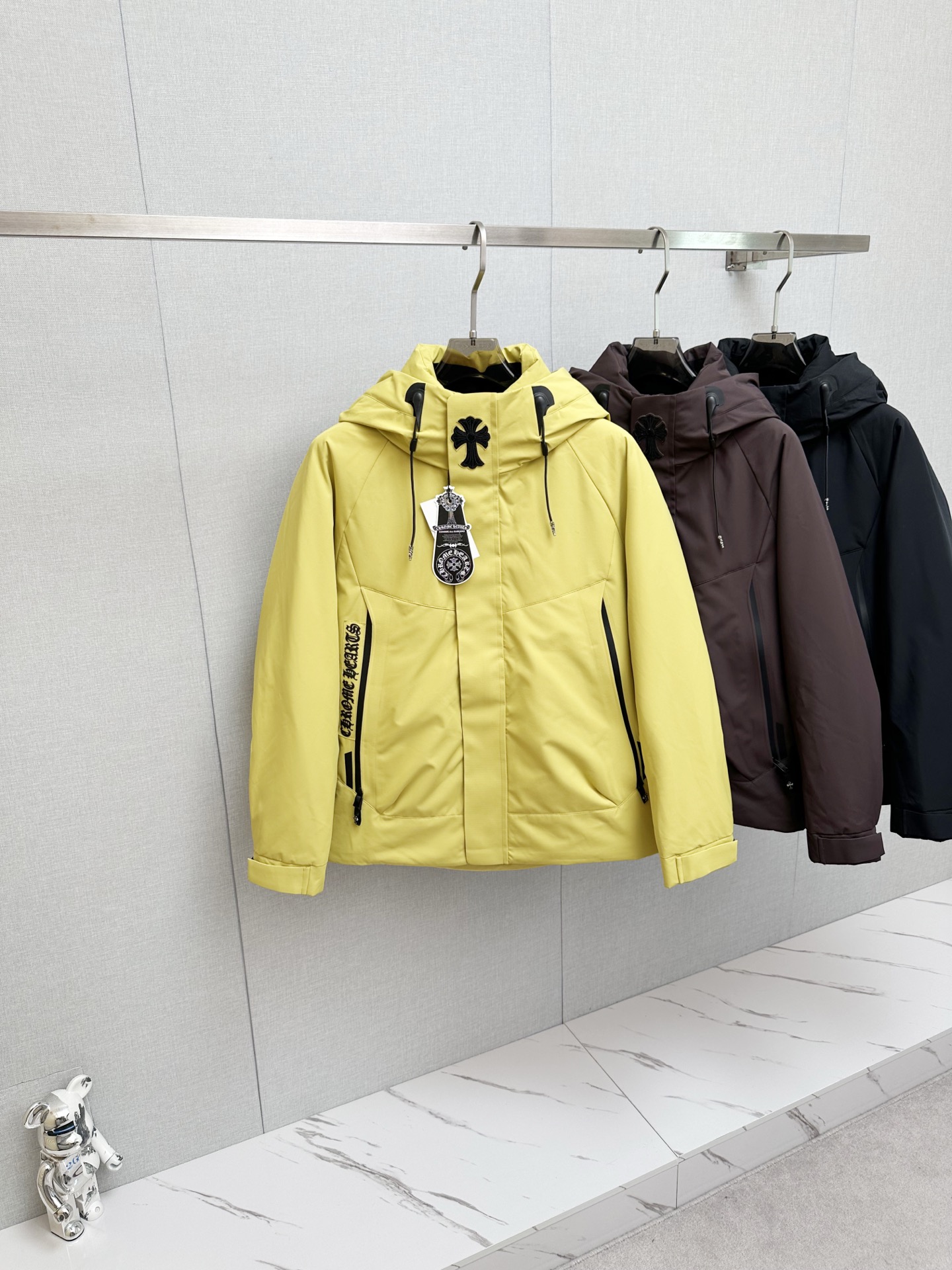 NO:647960,2025ss new winter product Crow Heart Down Jacket  Trading company channels are rare, and they are sold simultaneously on the official website. The interior is filled with 90% goose down, with rhombus stitching on the front. All buttons are made of custom-made Kroger metal buttons. The tailoring design of the shirt is warm without being bulky, and has a full sense of fashion. The highest quality on the market, imported fabrics, the highest standards for lining, and all accessories and hardware are custom-made. The most anticipated high-quality products of male idols are coming in a big way, allowing you to feel what true luxury has connotation! Color black  Green Size M- XXXXL (please state your height and weight when placing an order), chrome hearts, loewe, shirts, down jacket, alexander wang198609092025ss冬季新品克罗心羽绒服 贸易公司渠道稀出,同步官网发售,内里填充90鹅绒羽绒朵,前幅菱格拼接,所有摁扣采用定制克罗家金属纽扣,衬衫裁剪设计在保暖的同时又不显臃肿,时尚感拉满,市面最高品质,进口面料,里布最高标准,辅料五金全部原厂定做,男神最为期待的精品狠货重磅来袭,让你感受到什么叫真正的高奢有内涵! 颜色黑色 绿色 尺码M- XXXXL（下单请报身高体重）,,chrome hearts,loewe,shirts,down jacket,alexander wang,Men's clothing