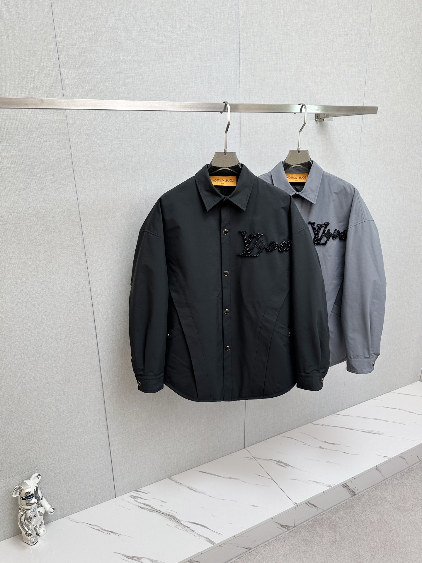 NO:615202,The 2025ss winter exclusive new product, L's down jacket, is available through trading company channels and is available on the official website at the same time. It is filled with national standard 90 goose down and down. It is of the highest quality on the market. The upper body is light and warm, and it has a unique fashionable temperament while being comfortable. The lining of imported fabrics is of the highest standard, and the accessories and hardware are all custom-made from the original factory. The high-quality goods that the male god is most looking forward to are coming, allowing you to feel what true luxury has connotation!  Size M-XXXL (please state your height and weight when placing an order),,louis vuitton,down jacket,alexander wang198609092025ss冬季独家新品L家羽绒服 贸易公司渠道稀出,同步官网发售,内里填充国标90鹅绒羽绒朵,市面最高品质,上身轻盈保暖,在舒适的同时穿出独一无二的时尚气质,进口面料里布最高标准,辅料五金全部原厂定做,男神最为期待的精品狠货重磅来袭,让你感受到什么叫真正的高奢有内涵! 尺码M-XXXL（下单请报身高体重）,,louis vuitton,down jacket,alexander wang,Men's clothing