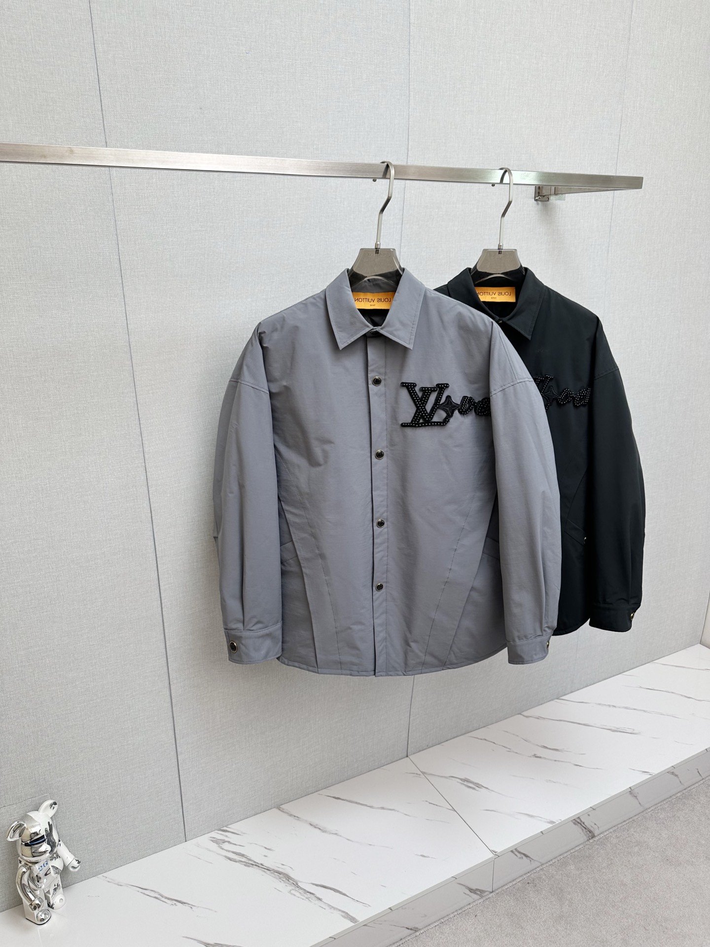 NO:647969,The 2025ss winter exclusive new product, L's down jacket, is available through trading company channels and is available on the official website at the same time. It is filled with national standard 90 goose down and down. It is of the highest quality on the market. The upper body is light and warm, and it has a unique fashionable temperament while being comfortable. The lining of imported fabrics is of the highest standard, and the accessories and hardware are all custom-made from the original factory. The high-quality goods that the male god is most looking forward to are coming, allowing you to feel what true luxury has connotation!  Size M-XXXL (please state your height and weight when placing an order),,louis vuitton,down jacket,alexander wang198609092025ss冬季独家新品L家羽绒服 贸易公司渠道稀出,同步官网发售,内里填充国标90鹅绒羽绒朵,市面最高品质,上身轻盈保暖,在舒适的同时穿出独一无二的时尚气质,进口面料里布最高标准,辅料五金全部原厂定做,男神最为期待的精品狠货重磅来袭,让你感受到什么叫真正的高奢有内涵! 尺码M-XXXL（下单请报身高体重）,,louis vuitton,down jacket,alexander wang,Men's clothing