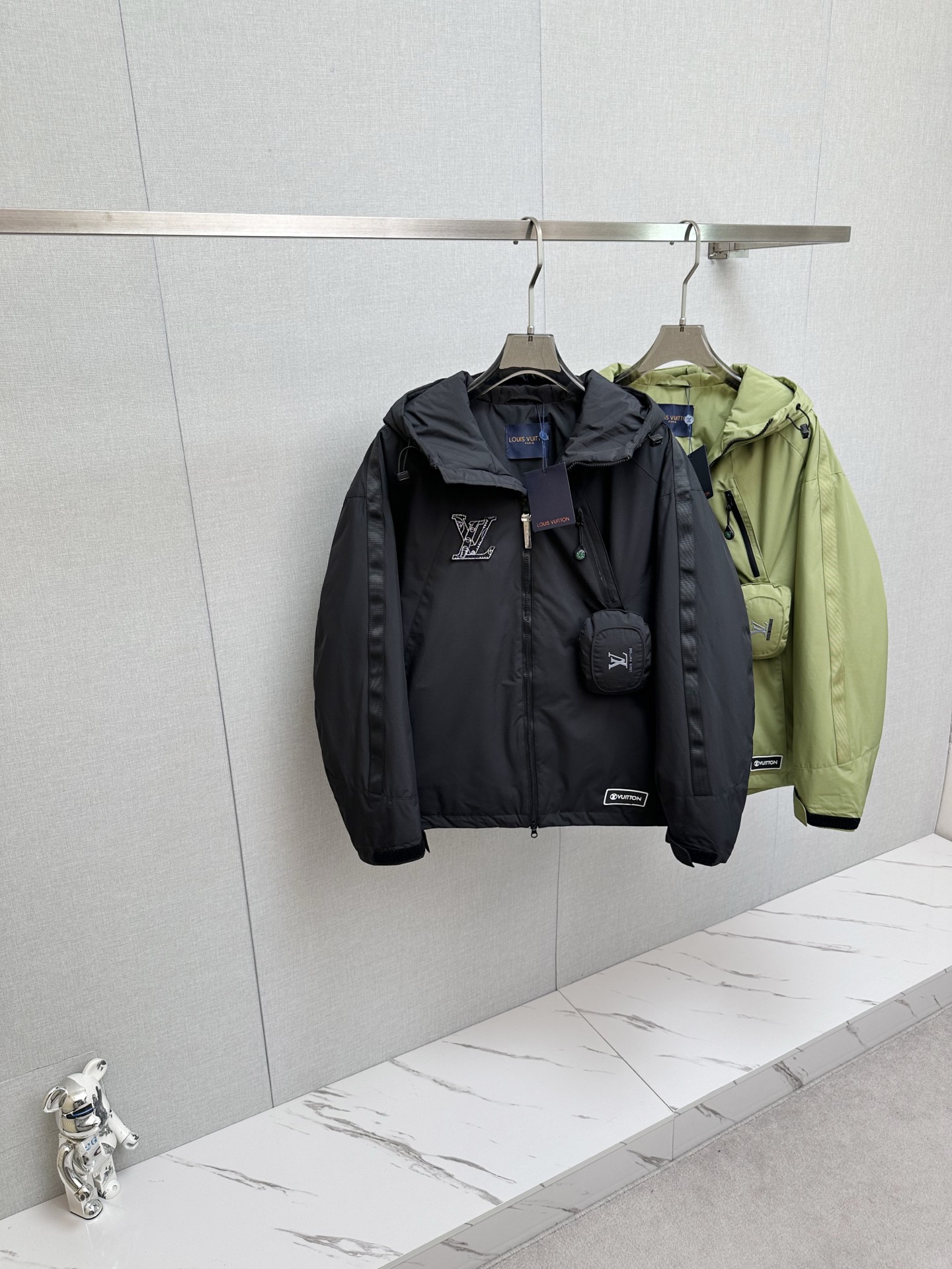 NO:647964,2025ss winter exclusive new product L's Down Jacket is available through trading company channels and is available on the official website at the same time. It is filled with national standard 90 goose down and down. It is of the highest quality on the market. The chest bag is designed to be opened and stored. The upper body is light and warm. It has a unique fashionable temperament while being comfortable. The lining of imported fabrics is of the highest standard. All accessories and hardware are custom-made from the original factory. The high-quality goods that the male god is most looking forward to are coming in a big way, allowing you to feel what true luxury has connotation!  Size M-XXXL (please state your height and weight when placing an order),,louis vuitton,down jacket,alexander wang198609092025ss冬季独家新品L家羽绒服 贸易公司渠道稀出,同步官网发售,内里填充国标90鹅绒羽绒朵,市面最高品质,胸前书包设计打开可收纳,上身轻盈保暖,在舒适的同时穿出独一无二的时尚气质,进口面料里布最高标准,辅料五金全部原厂定做,男神最为期待的精品狠货重磅来袭,让你感受到什么叫真正的高奢有内涵! 尺码M-XXXL（下单请报身高体重）,,louis vuitton,down jacket,alexander wang,Men's clothing