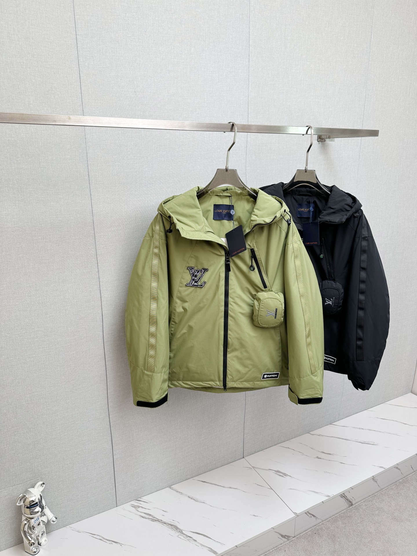 NO:615207,2025ss winter exclusive new product L's Down Jacket is available through trading company channels and is available on the official website at the same time. It is filled with national standard 90 goose down and down. It is of the highest quality on the market. The chest bag is designed to be opened and stored. The upper body is light and warm. It has a unique fashionable temperament while being comfortable. The lining of imported fabrics is of the highest standard. All accessories and hardware are custom-made from the original factory. The high-quality goods that the male god is most looking forward to are coming in a big way, allowing you to feel what true luxury has connotation!  Size M-XXXL (please state your height and weight when placing an order),,louis vuitton,down jacket,alexander wang198609092025ss冬季独家新品L家羽绒服 贸易公司渠道稀出,同步官网发售,内里填充国标90鹅绒羽绒朵,市面最高品质,胸前书包设计打开可收纳,上身轻盈保暖,在舒适的同时穿出独一无二的时尚气质,进口面料里布最高标准,辅料五金全部原厂定做,男神最为期待的精品狠货重磅来袭,让你感受到什么叫真正的高奢有内涵! 尺码M-XXXL（下单请报身高体重）,,louis vuitton,down jacket,alexander wang,Men's clothing