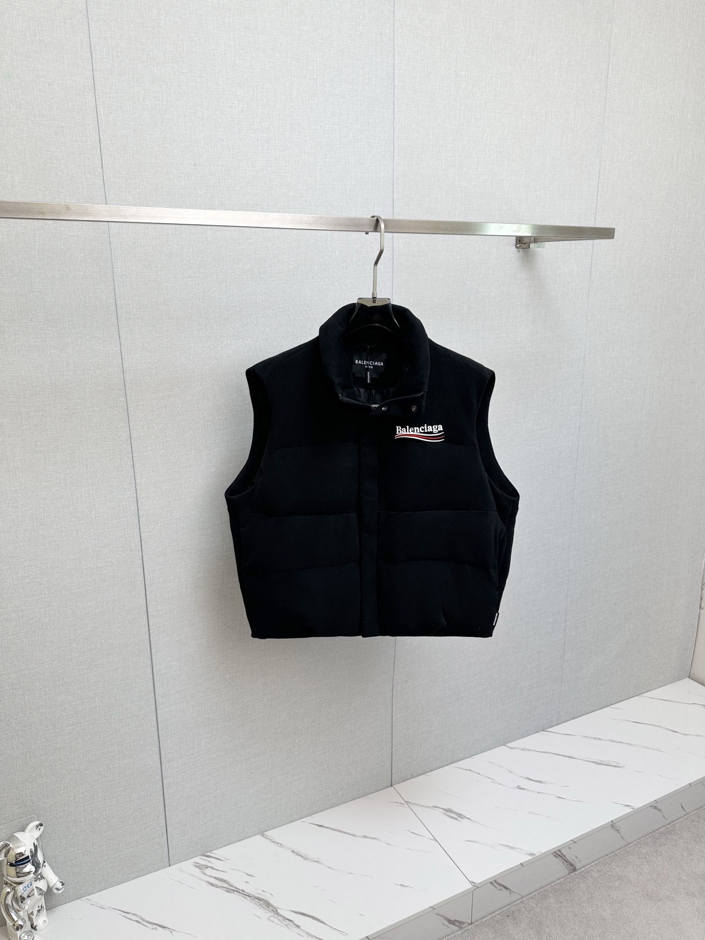 NO:615308,Actual shot of Balenciaga's new winter high-stand collar down vest. The oversized silhouette is very secure. It is gender-neutral. It is filled with 90% white goose down, which is warm and lightweight. It is the same style for men and women. It is very tolerant and super super invincible. I like it M-XL, balenciaga, down jacket, alexander wang19860909现货实拍巴黎世家 新款冬季高立领羽绒马甲 设计超大的廓形很有安全感 不挑性别 90白鹅绒填充,保暖轻盈不压身 男女同款 包容性很强,超级超级无敌喜欢的一款M-XL,,balenciaga,down jacket,alexander wang,Men's clothing