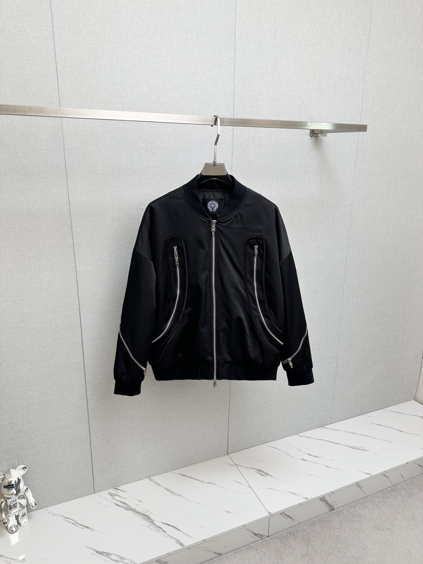 NO:657896,2025ss new winter product Crow Heart Down Jacket  Trading company channels are rare, and they are sold simultaneously on the official website. The interior is filled with 90% goose down, with rhombus stitching on the front. All buttons are made of custom-made Kroger metal buttons. The tailoring design of the shirt is warm without being bulky, and has a full sense of fashion. The highest quality on the market, imported fabrics, the highest standards for lining, and all accessories and hardware are custom-made. The most anticipated high-quality products of male idols are coming in a big way, allowing you to feel what true luxury has connotation! Color black  Green size M-XXXL (please state your height and weight when placing an order), chrome hearts, loewe, shirts, down jacket, alexander wang198609092025ss冬季新品克罗心羽绒服 贸易公司渠道稀出,同步官网发售,内里填充90鹅绒羽绒朵,前幅菱格拼接,所有摁扣采用定制克罗家金属纽扣,衬衫裁剪设计在保暖的同时又不显臃肿,时尚感拉满,市面最高品质,进口面料,里布最高标准,辅料五金全部原厂定做,男神最为期待的精品狠货重磅来袭,让你感受到什么叫真正的高奢有内涵! 颜色黑色 绿色 尺码M-XXXL（下单请报身高体重）,,chrome hearts,loewe,shirts,down jacket,alexander wang,Men's clothing