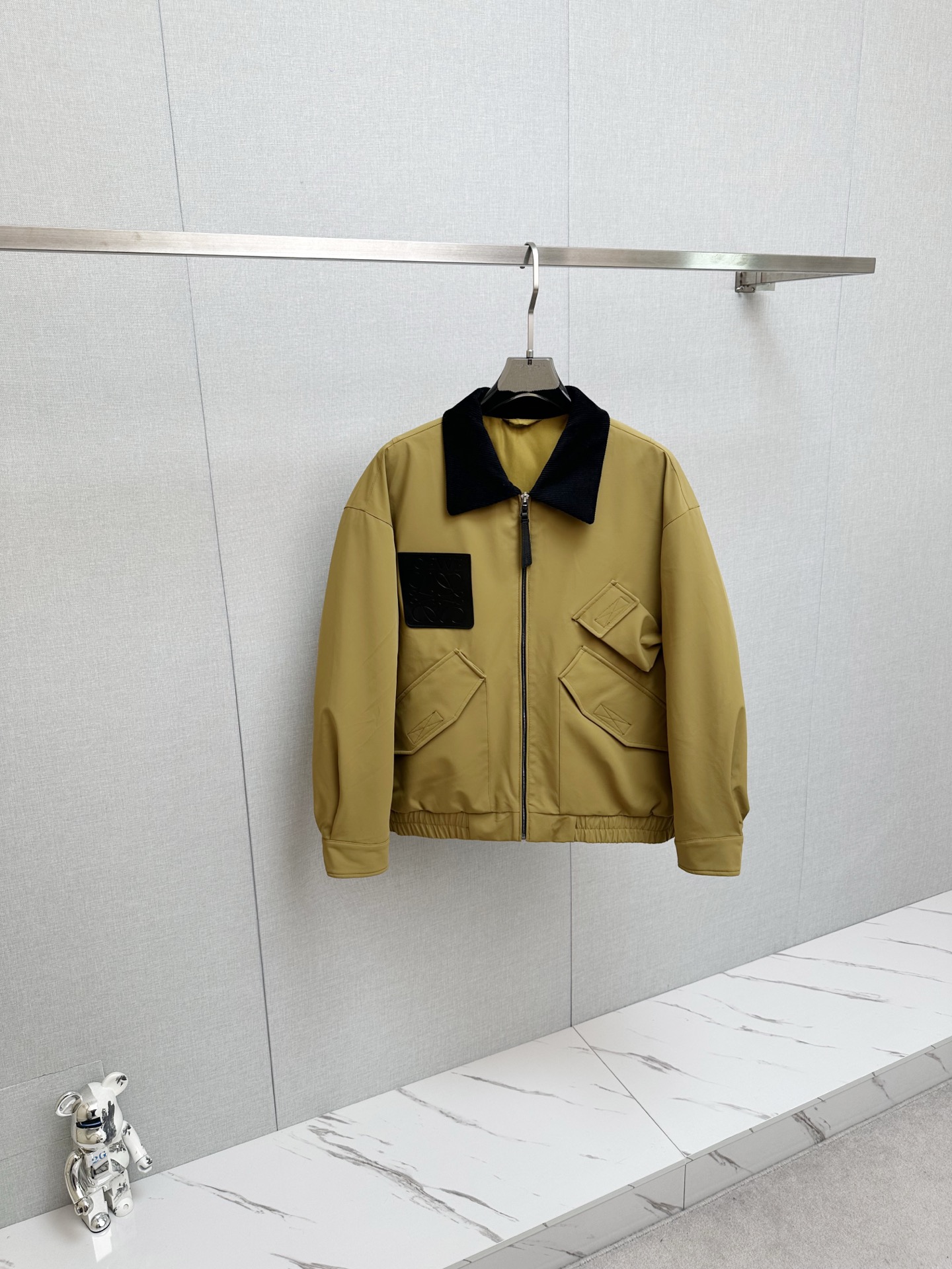 NO:657901,1945ss winter exclusive new product LOEWE knitted patchwork down jacket  Trading company channels are rare, and they are sold simultaneously on the official website. The interior is filled with national standard 90 goose down, the highest quality on the market, and the leather label on the chest is customized. The whole garment adopts an exclusive knitted splicing design, and the upper body has a more unique style. The imported fabric lining is of the highest standard, and the accessories and hardware are all custom-made from the original factory. The high-quality goods that the male god is most looking forward to are coming in a big way, allowing you to feel what true luxury has connotation! Color black  Size M-XXXL (please state your height and weight when placing an order),,loewe,loewe,down jacket,alexander wang198609091945ss冬季独家新品罗意威LOEWE针织拼接羽绒服 贸易公司渠道稀出,同步官网发售,内里填充国标90鹅绒羽绒朵,市面最高品质,胸口定制皮标,全衣采用独家针织拼接设计,上身更具独特风格,进口面料里布最高标准,辅料五金全部原厂定做,男神最为期待的精品狠货重磅来袭,让你感受到什么叫真正的高奢有内涵! 颜色黑色 尺码M-XXXL（下单请报身高体重）,,loewe,loewe,down jacket,alexander wang,Men's clothing